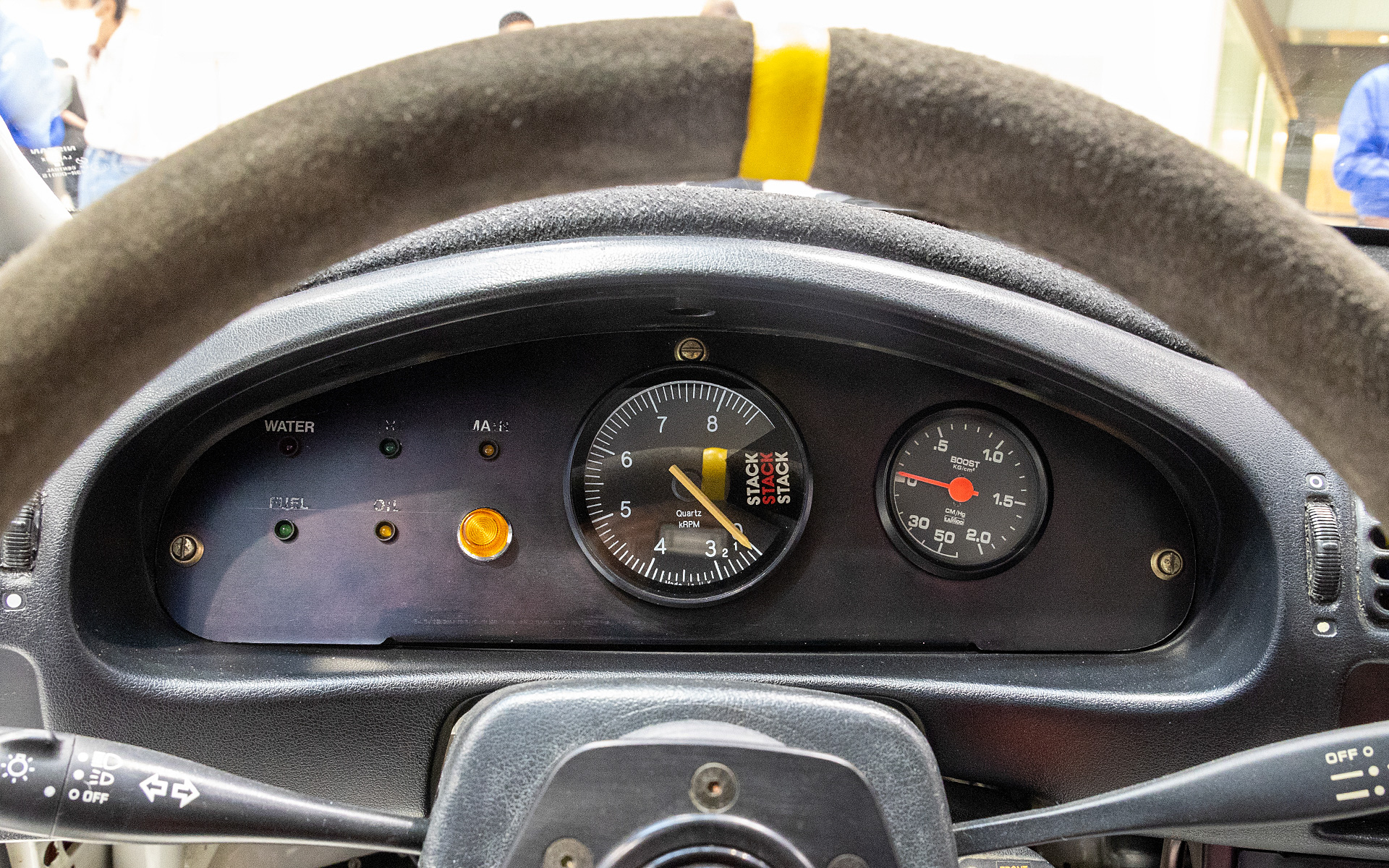 メーターはタコメーターとブースト計のみ。水温などは警告灯のみ