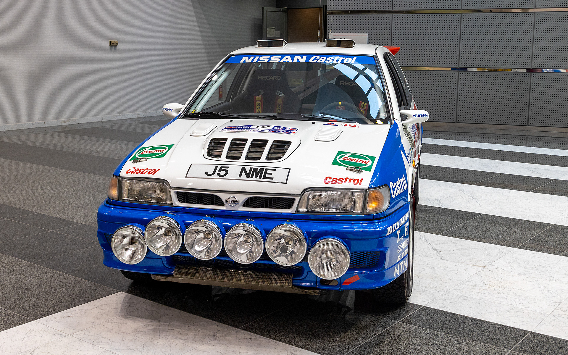 ボンネットはなぜかパテでの鈑金がされていた。競技ではパテを使った修復は行なわないので、参戦後、どこかに展示されるなりした際に行なったのではないかとのこと。劣化が進んでいたので今回の作業できれいに直されている