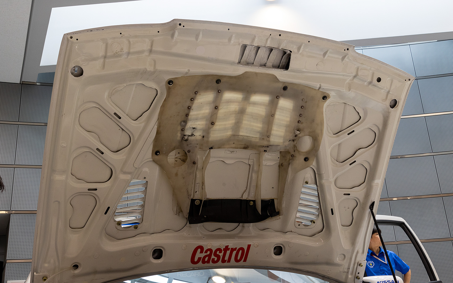 ボンネットの裏側。ダクト部分はカバーが付いている