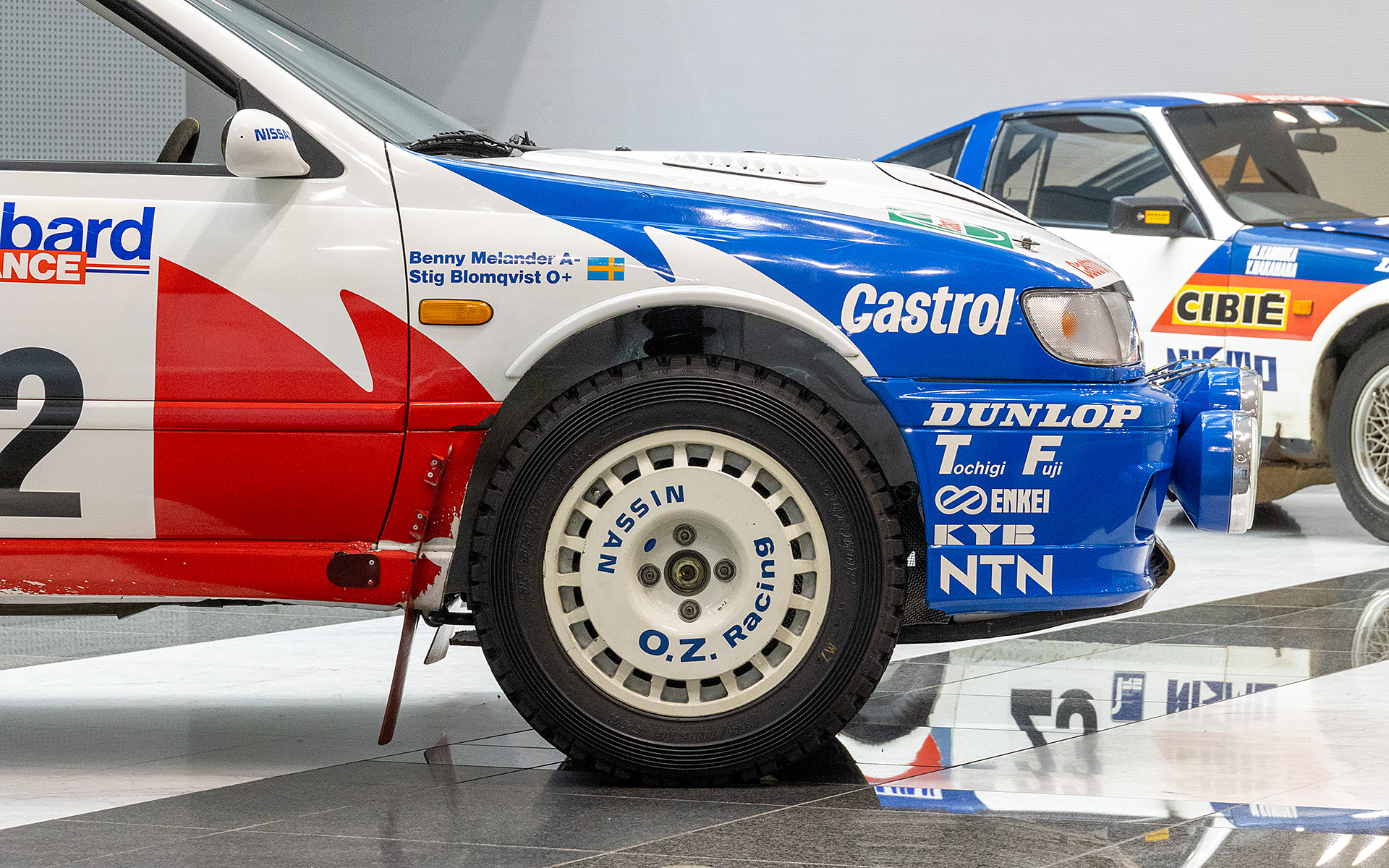 タイヤ径の関係からフロントはフェンダーアーチが拡大されている。それに伴いフロントバンパーも若干前にずれて取り付けされる