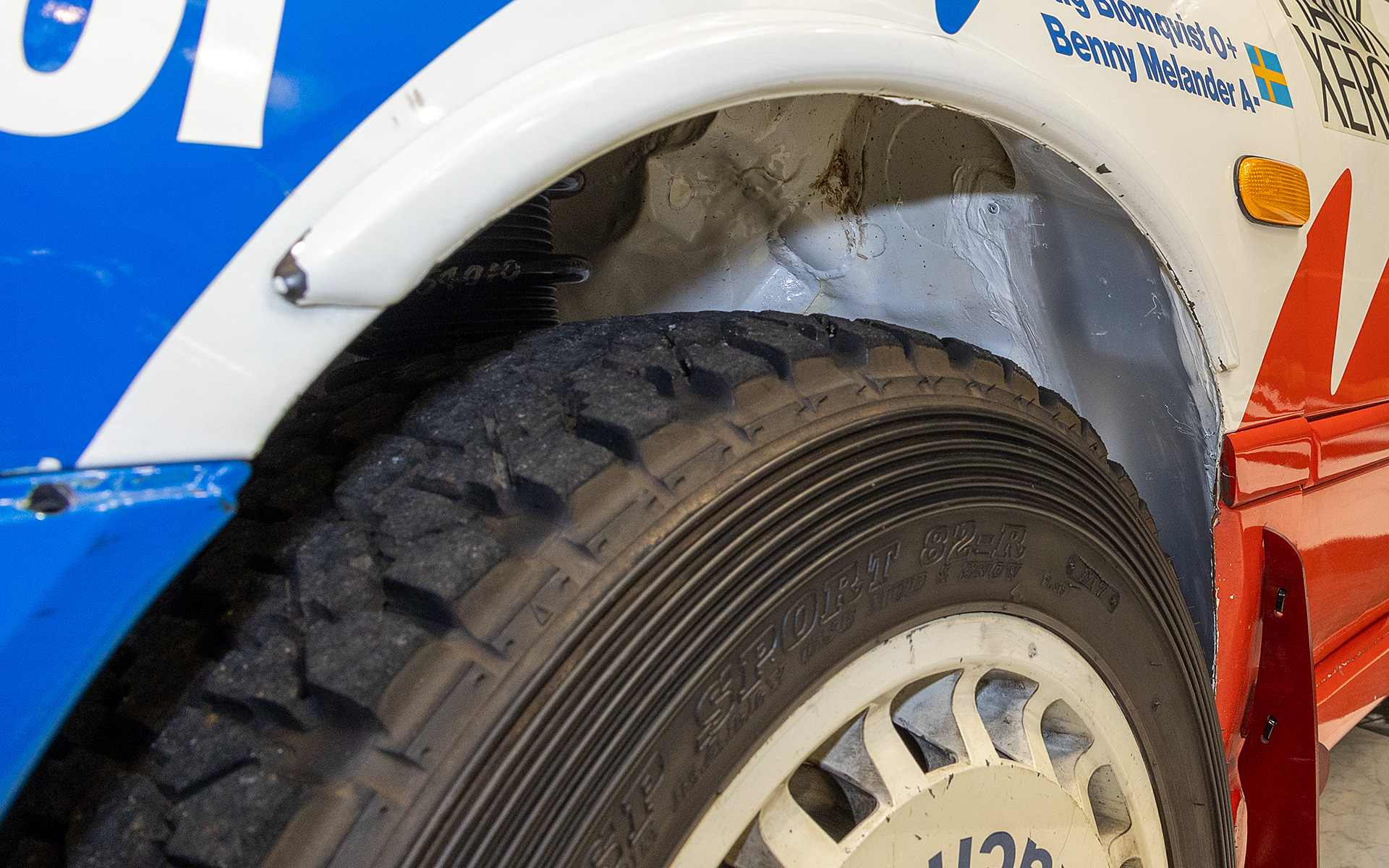 本来フェンダーアーチモールはバンバーやサイドモールとつながるように付いているが、アーチを切断して大きくしたことですき間ができている。