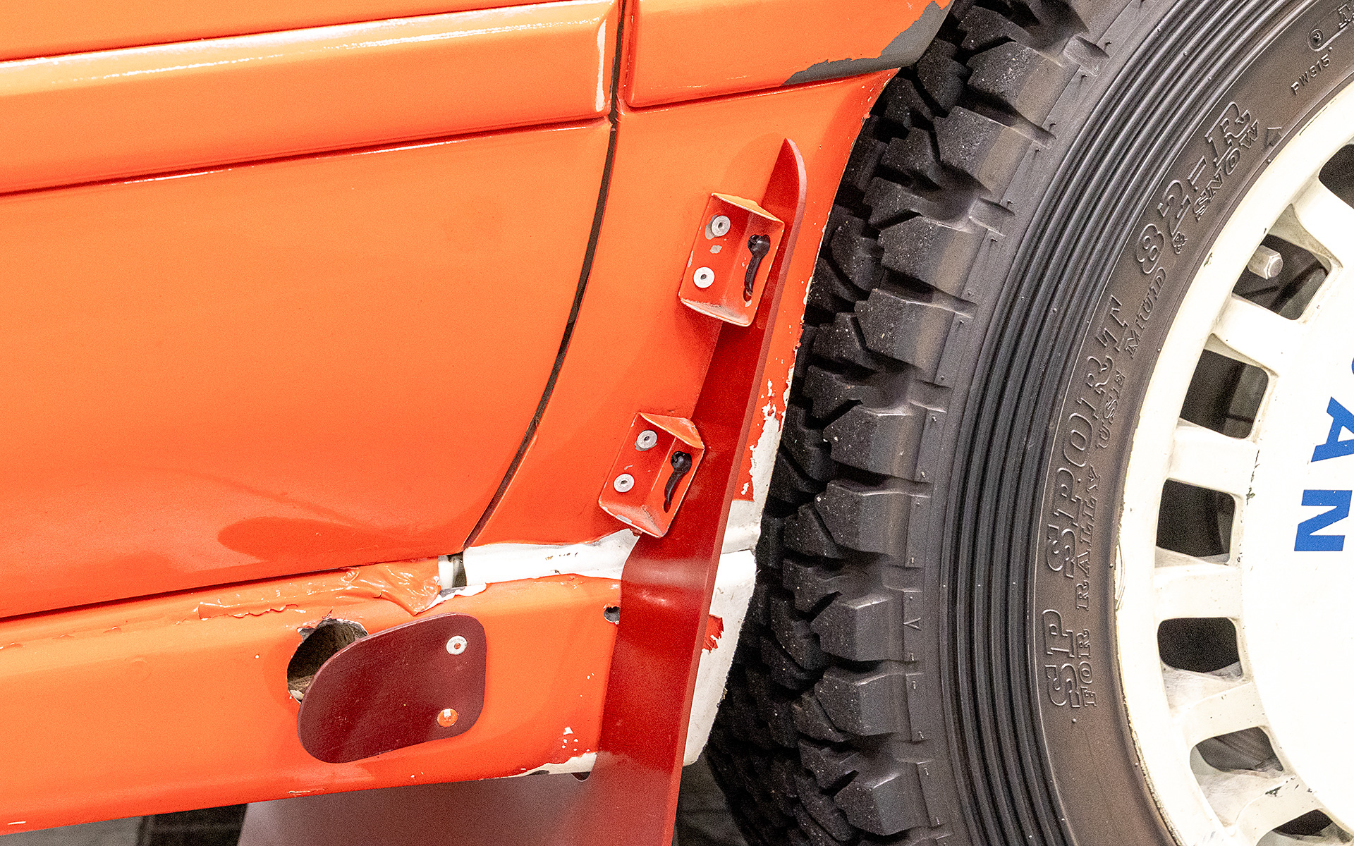 サイドシルにある穴はジャッキを差し込むためのもの。水や土などが進入しないようフラップが付いている