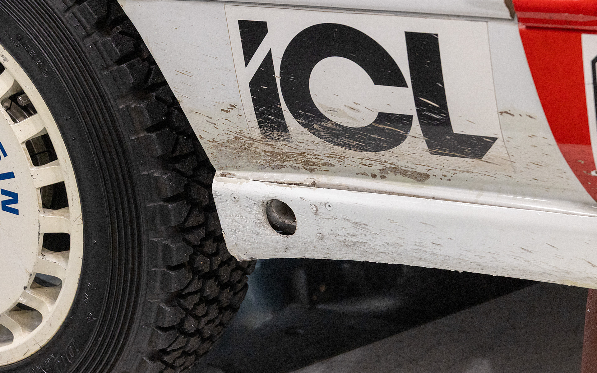 リア側のジャッキ用穴