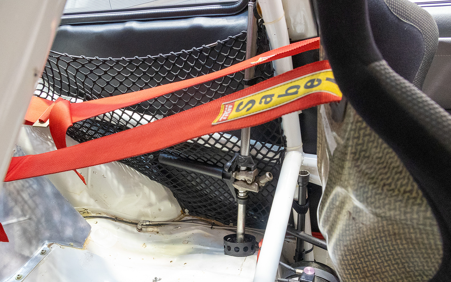 ロールケージの後ろに見えるのがタイヤ交換用ジャッキ。走行中にパンクした際はこれをボディサイドの穴に差し込んでジャッキアップする