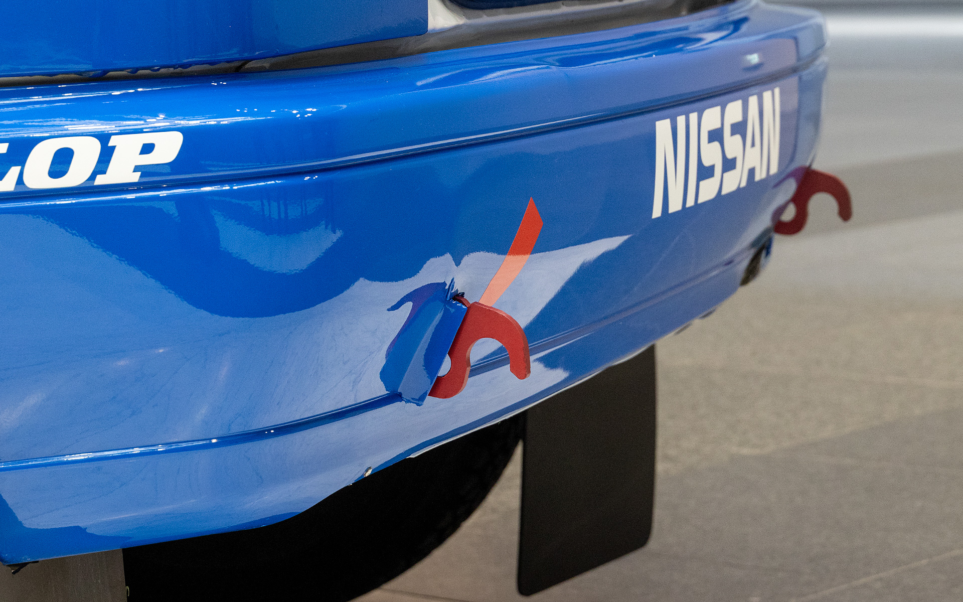 リアバンパーから出ているのは牽引フックではなくジャッキアップ用。左右のフック状の部分にバーを掛けてそこをジャッキで持ち上げる