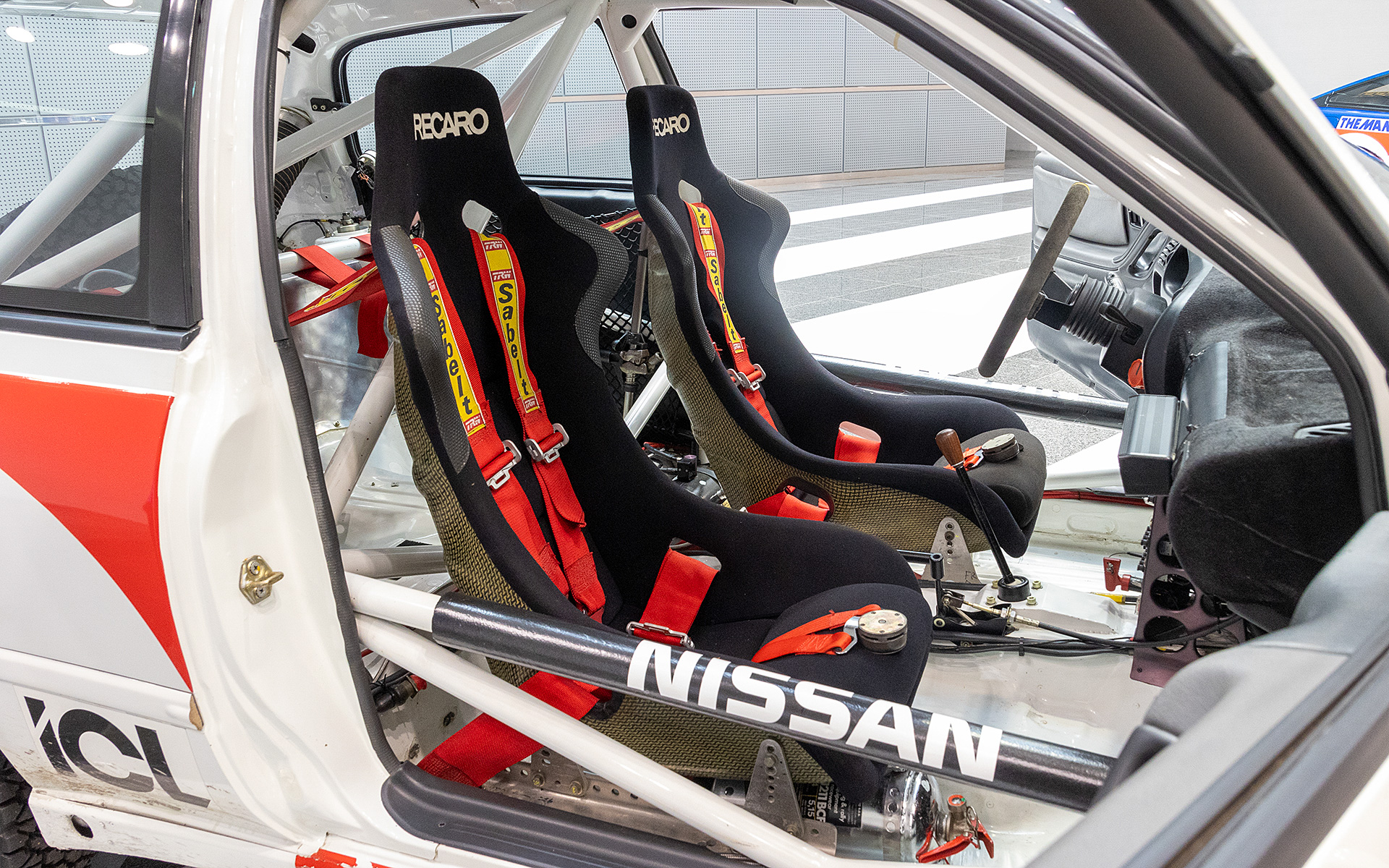 助手席側。ロールケージの保護パッドは劣化が激しかったのですべてリフレッシュされている