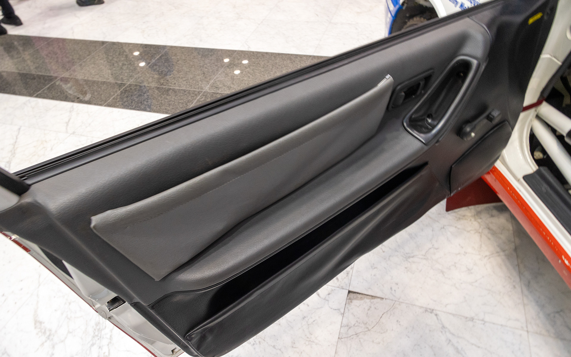 ドアトリムも元からの内装品をキレイにして再利用。トリム上部にポケットが追加されている