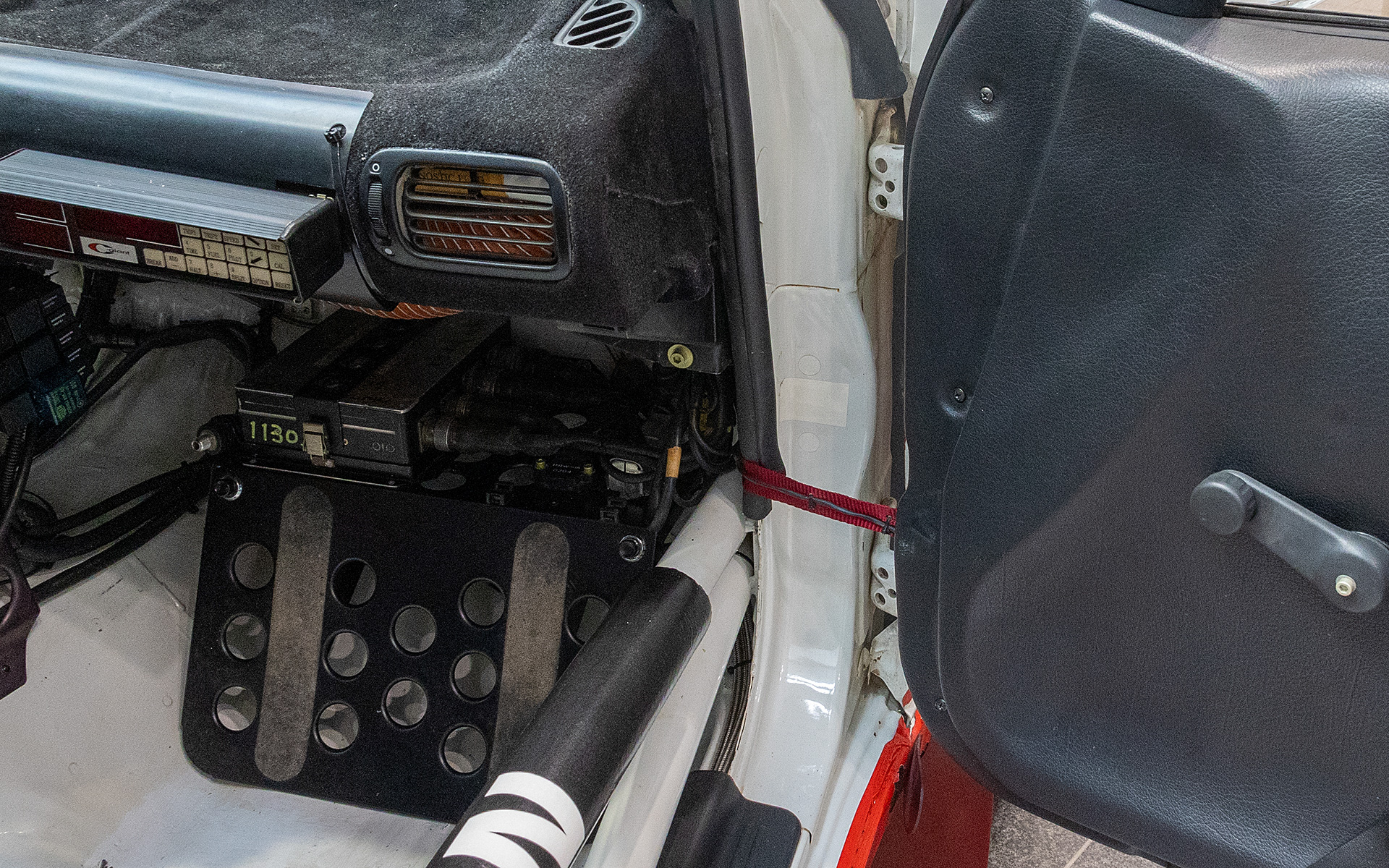 左右ドアは軽量化のためか、それとも交換を容易にするためか、ドアストッパーが外されてベルトで開きを止めるようになっていた