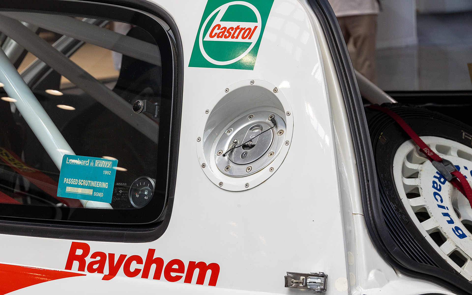 左側に給油口が付く