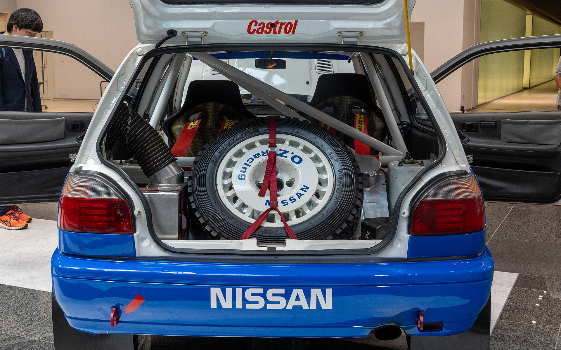 スペアタイヤが載るためタンクの形状は変則的なものになっている