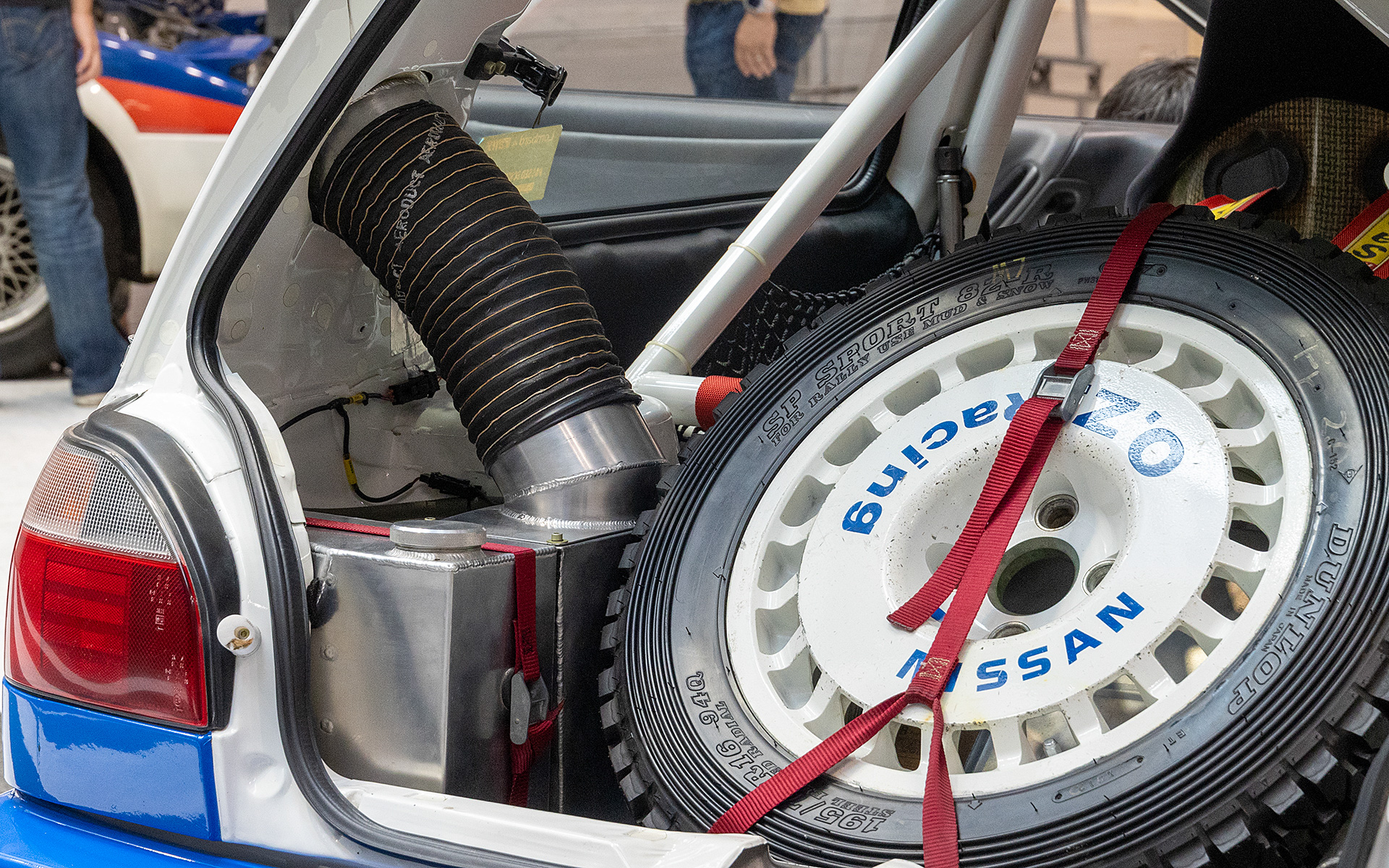 タンク横にはタンクとつながっていない独立した小さいタンクがある。燃料タンクの容量規定があった場合、そこに含まれない予備燃料を入れておくためのものではないかとのこと