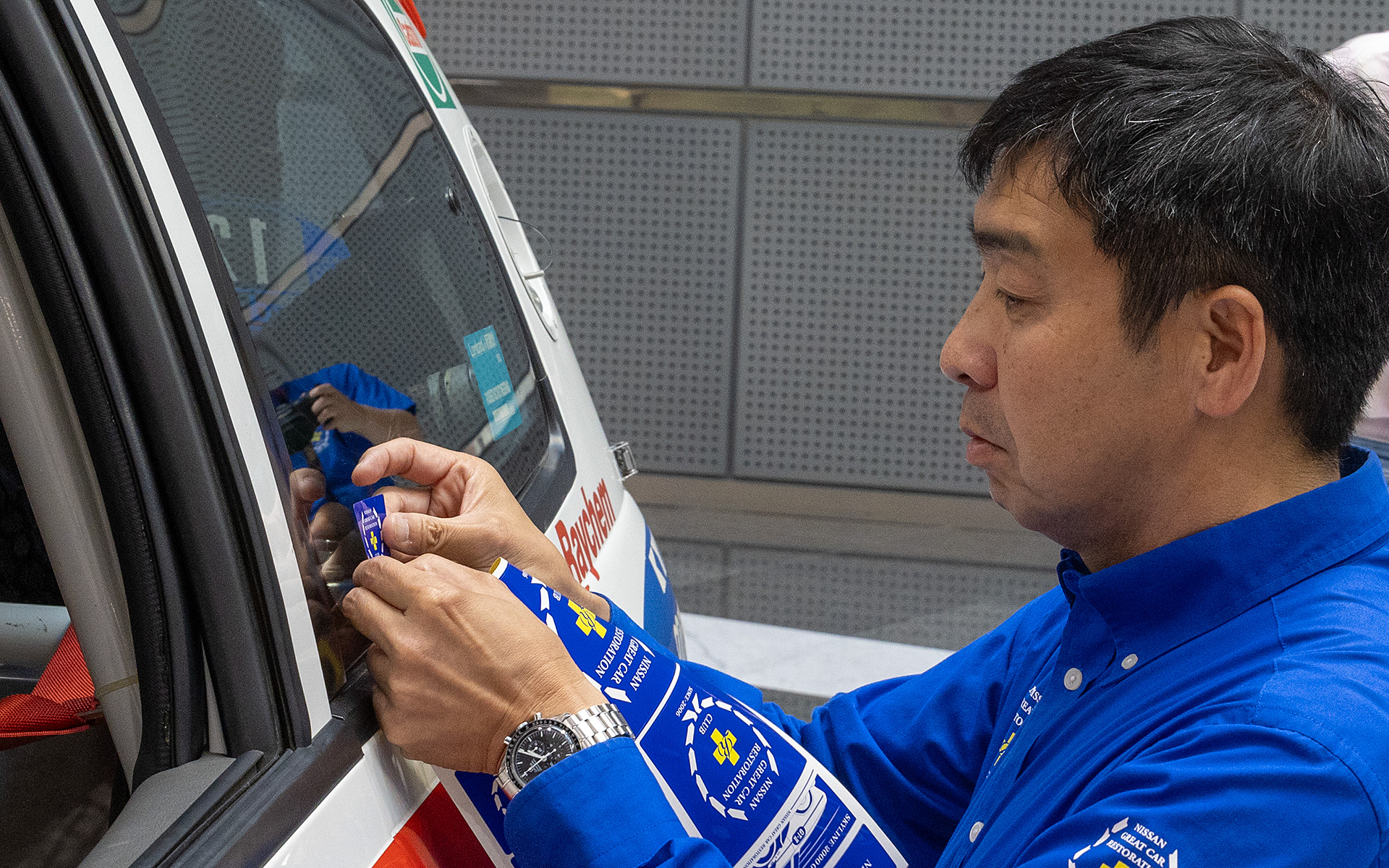 再生完了の証として木賀氏によってクラブのステッカーが貼られた