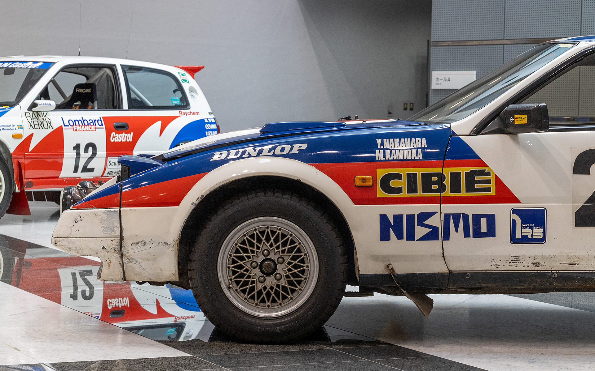 ラリー車っぽくないメッシュのアルミホイールを履く