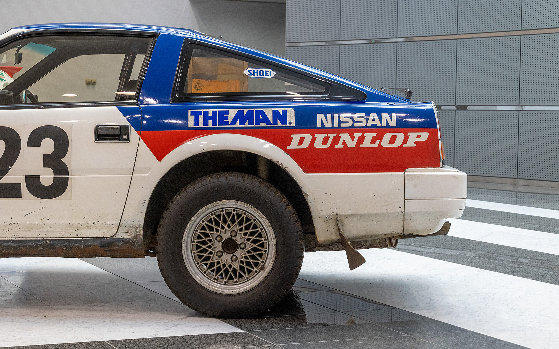 リアの車高がずいぶん上げられている