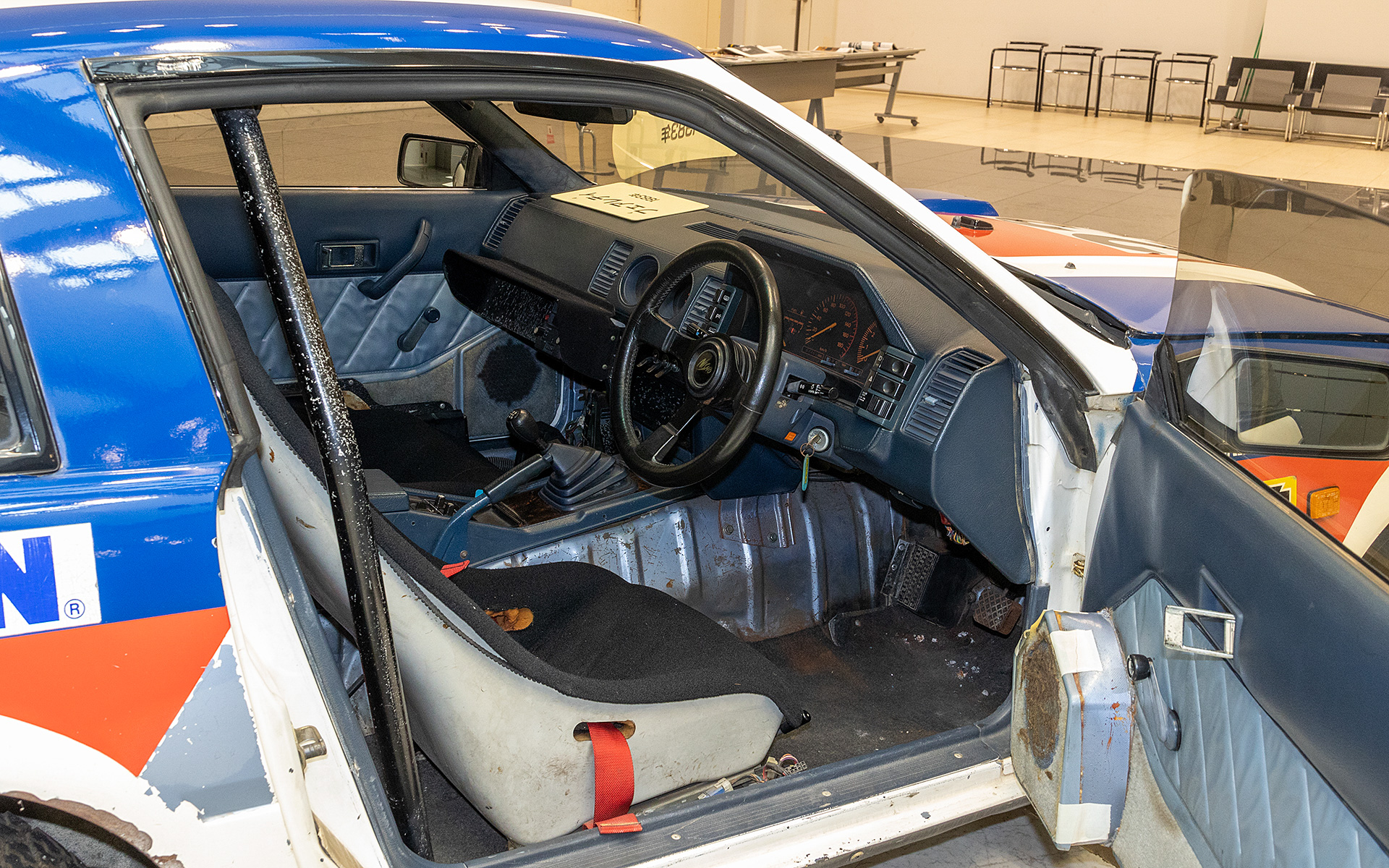 インテリア。参戦当時の汚れがそのまま残っている。ドアに付けられたレッグパッドの手作り感がある意味リアル感を出している