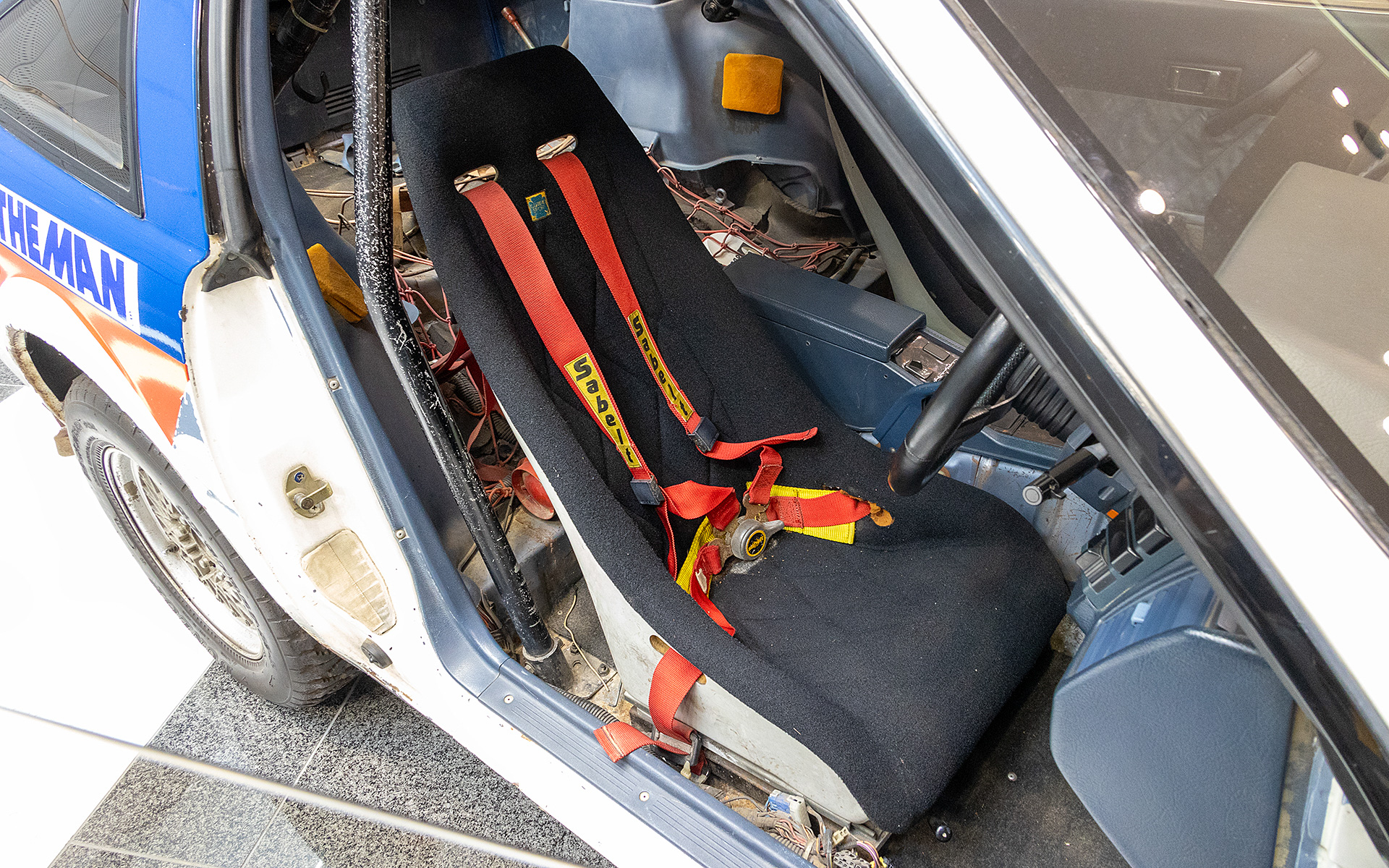 シートは当時販売されていたクワトロスポーツ製。助手席も同じシート