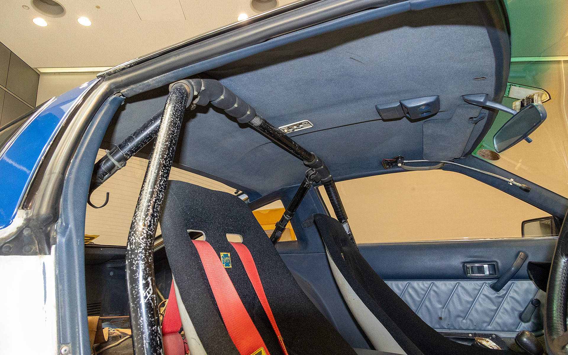 ロールーバーは後部のみの4点式