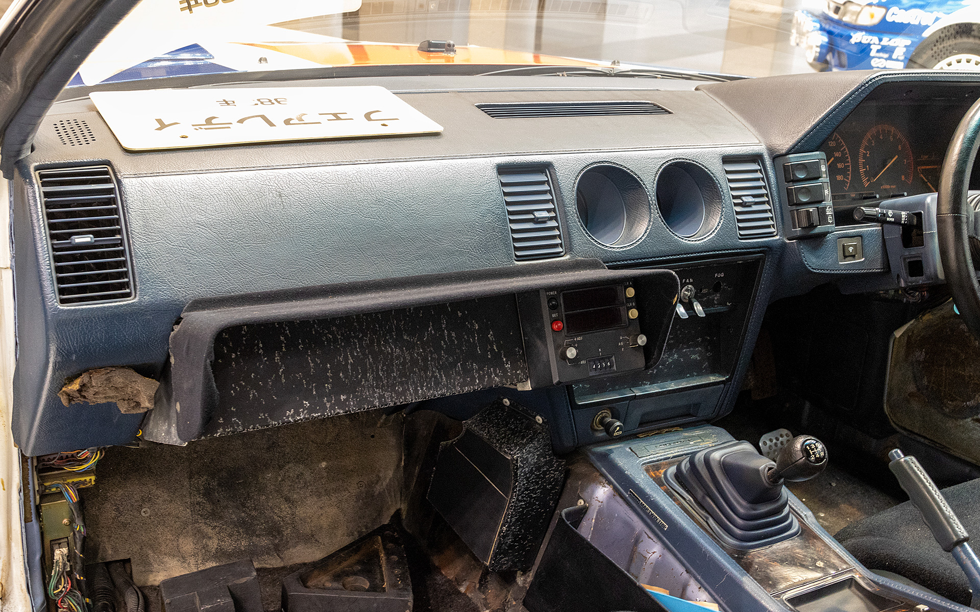 助手席側の現状。インパネの状態はいいようにみえるがラリーコンピュータが外されているようだ。トリップは残っているのが確認できる