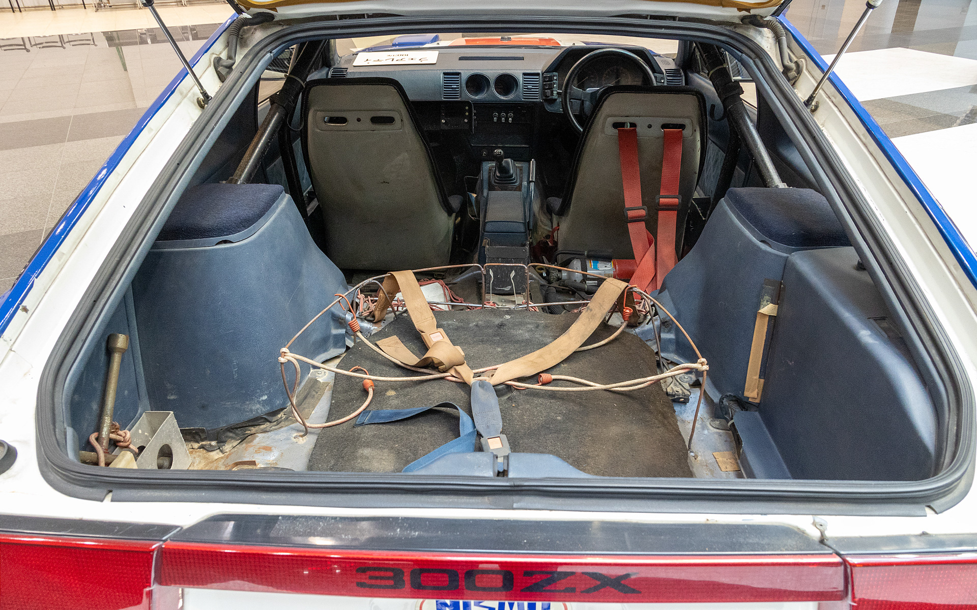 トランクはスペアタイヤなど汚れたものを積んでいただけに土汚れのようなものがひどい