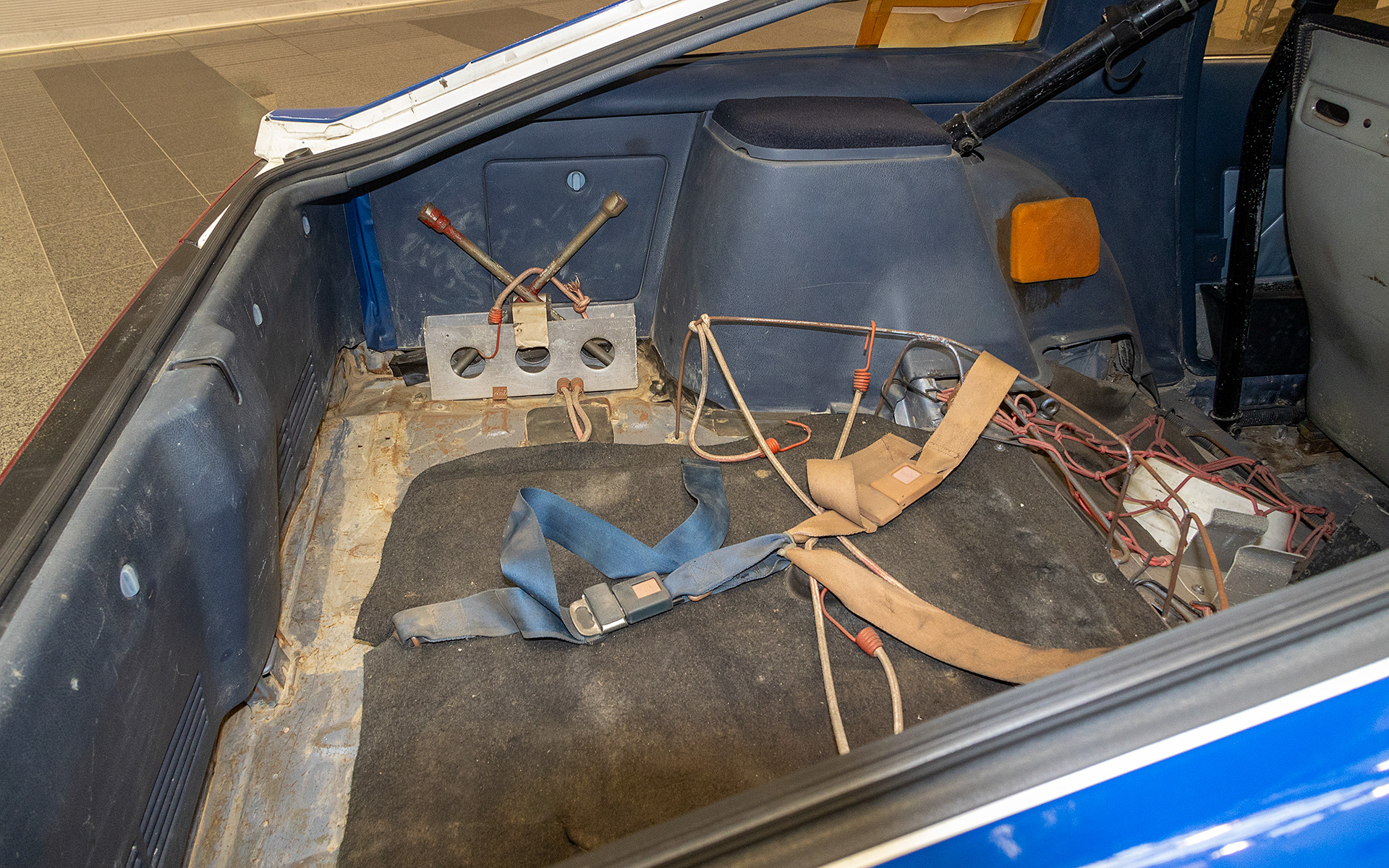 細いパイプ材を曲げて作ったタイヤのラックも残っている。壁面沿いにはクロスレンチホルダーが付く。現役時代はここにシザースジャッキもセットされていたであろう