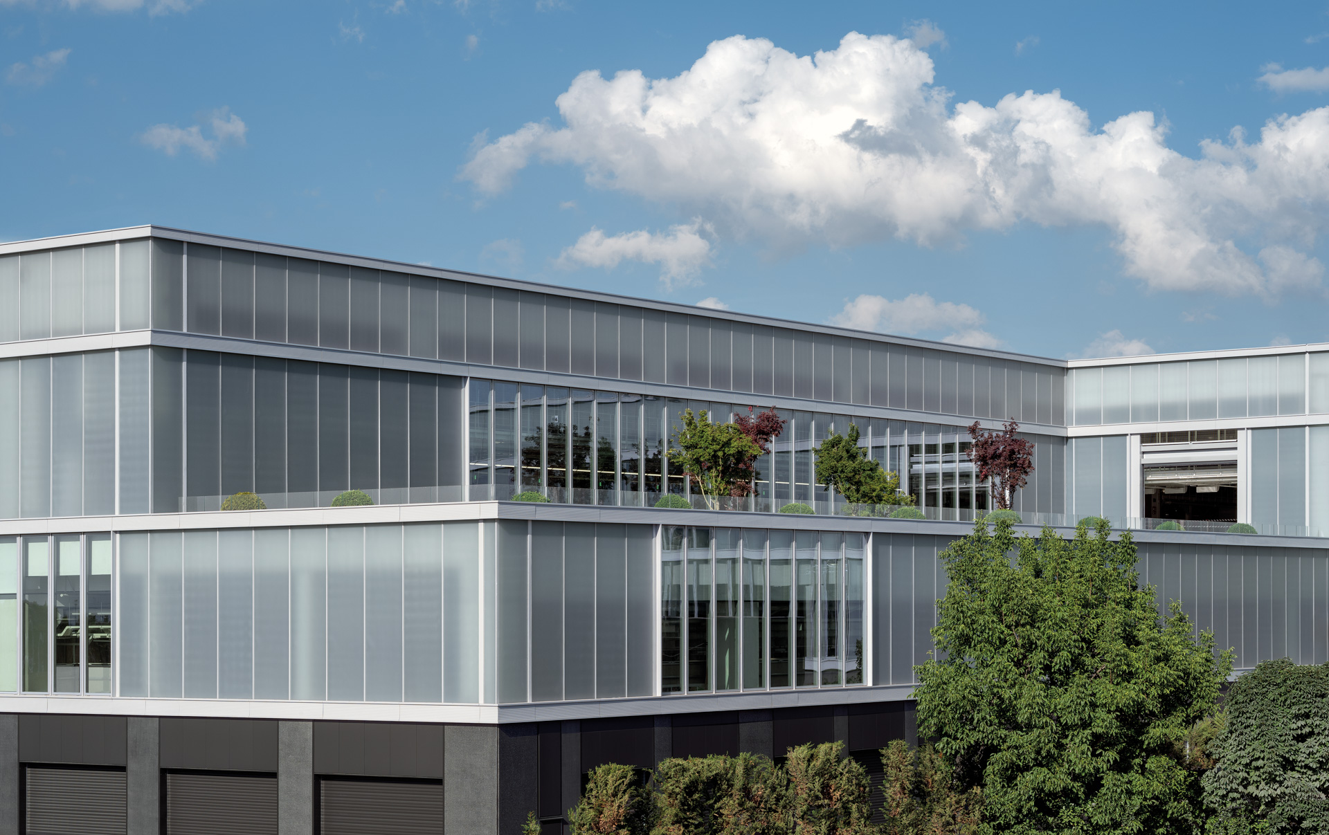 フェラーリ初のEV（電気自動車）や、HEV（ハイブリッド車）、ICE（内燃エンジン車）の生産プラント「e-ビルディング」