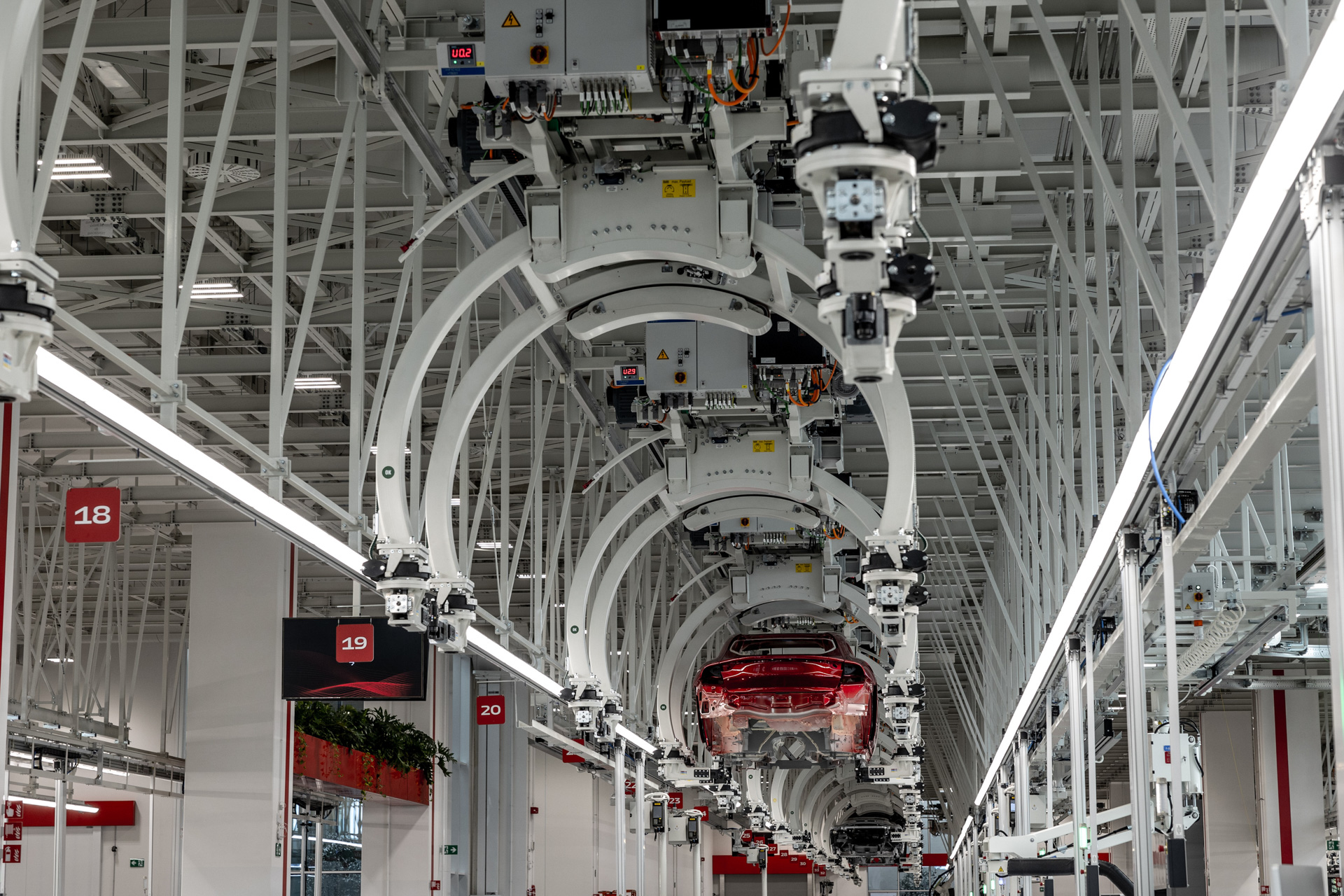 フェラーリ初のEV（電気自動車）や、HEV（ハイブリッド車）、ICE（内燃エンジン車）の生産プラント「e-ビルディング」