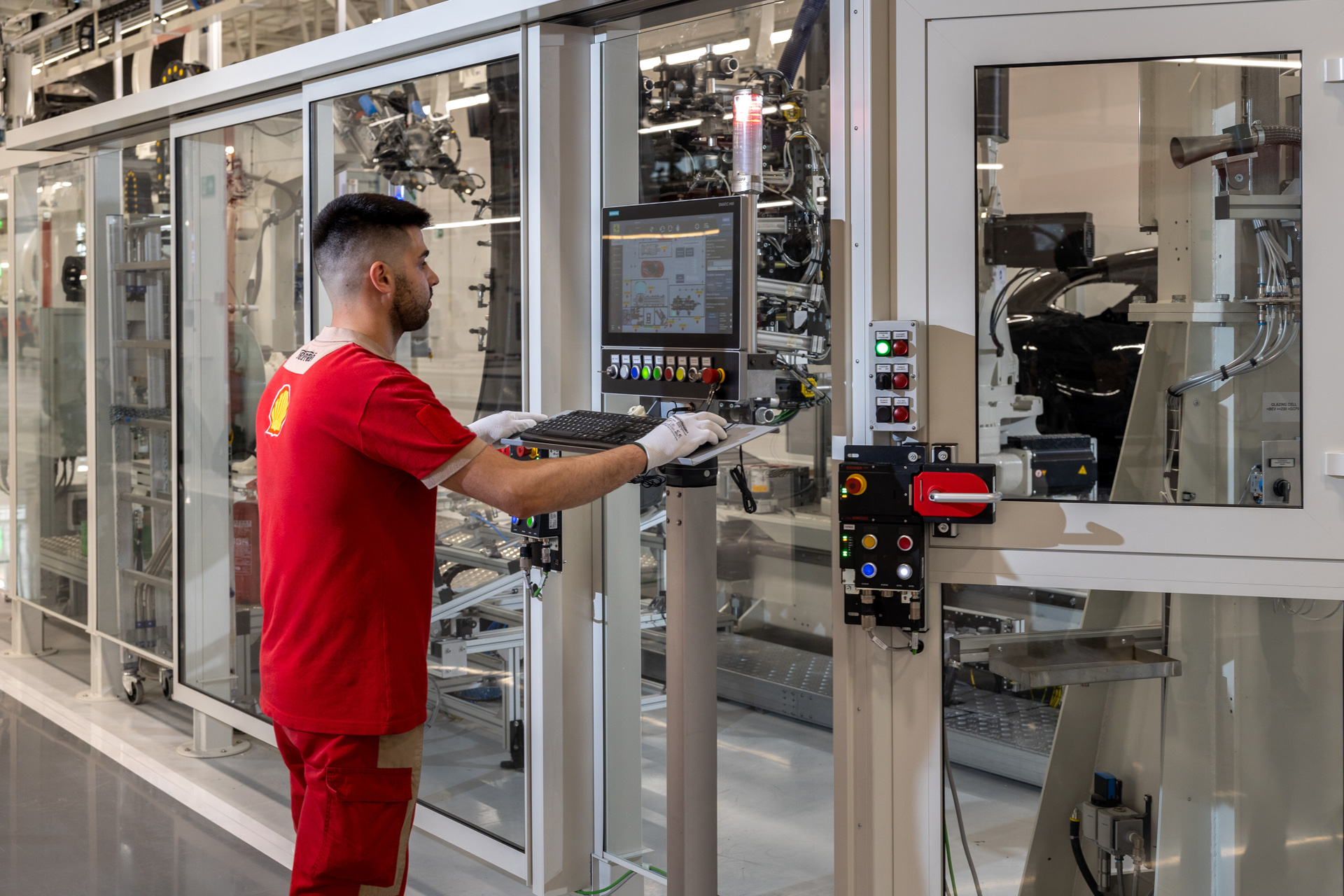 フェラーリ初のEV（電気自動車）や、HEV（ハイブリッド車）、ICE（内燃エンジン車）の生産プラント「e-ビルディング」