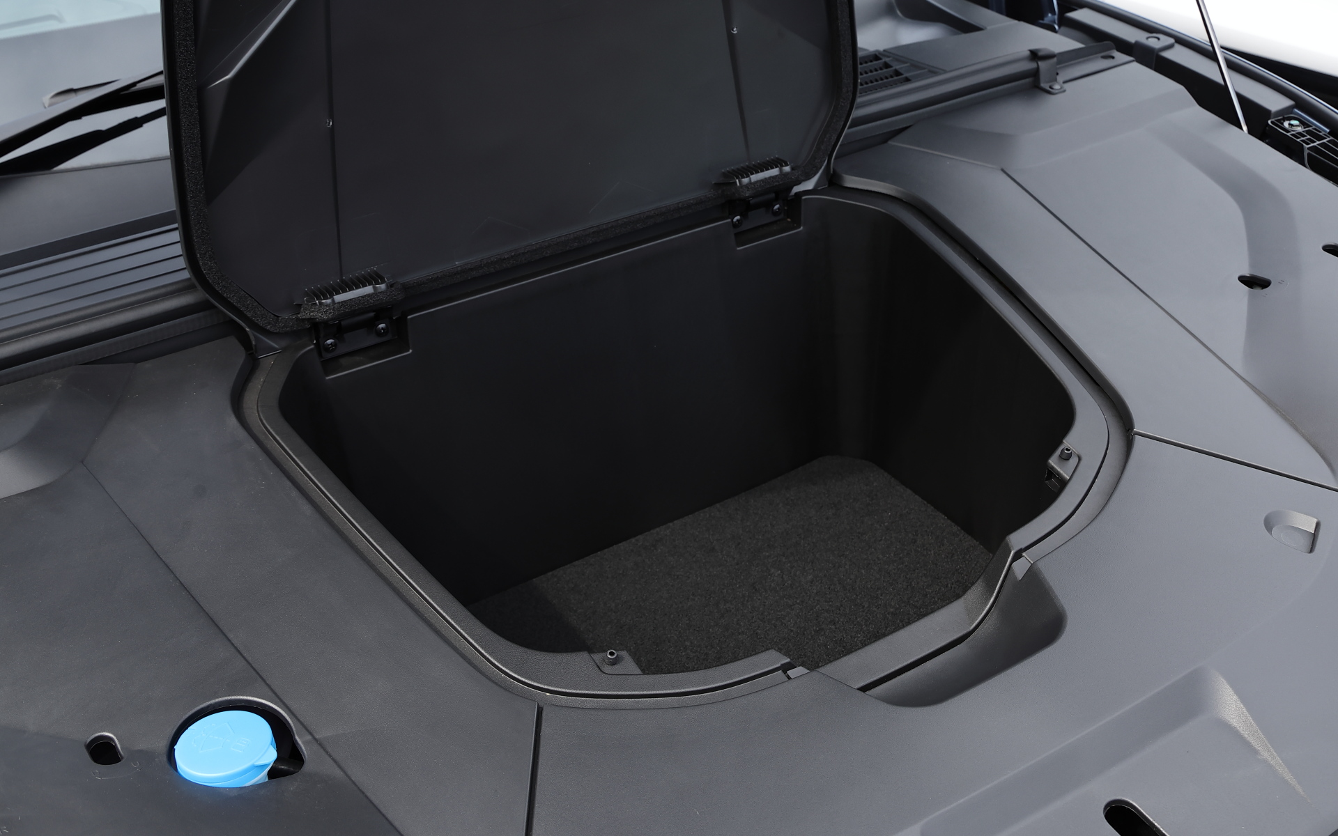 シールのフロントフード下には60Lのトランクが用意される