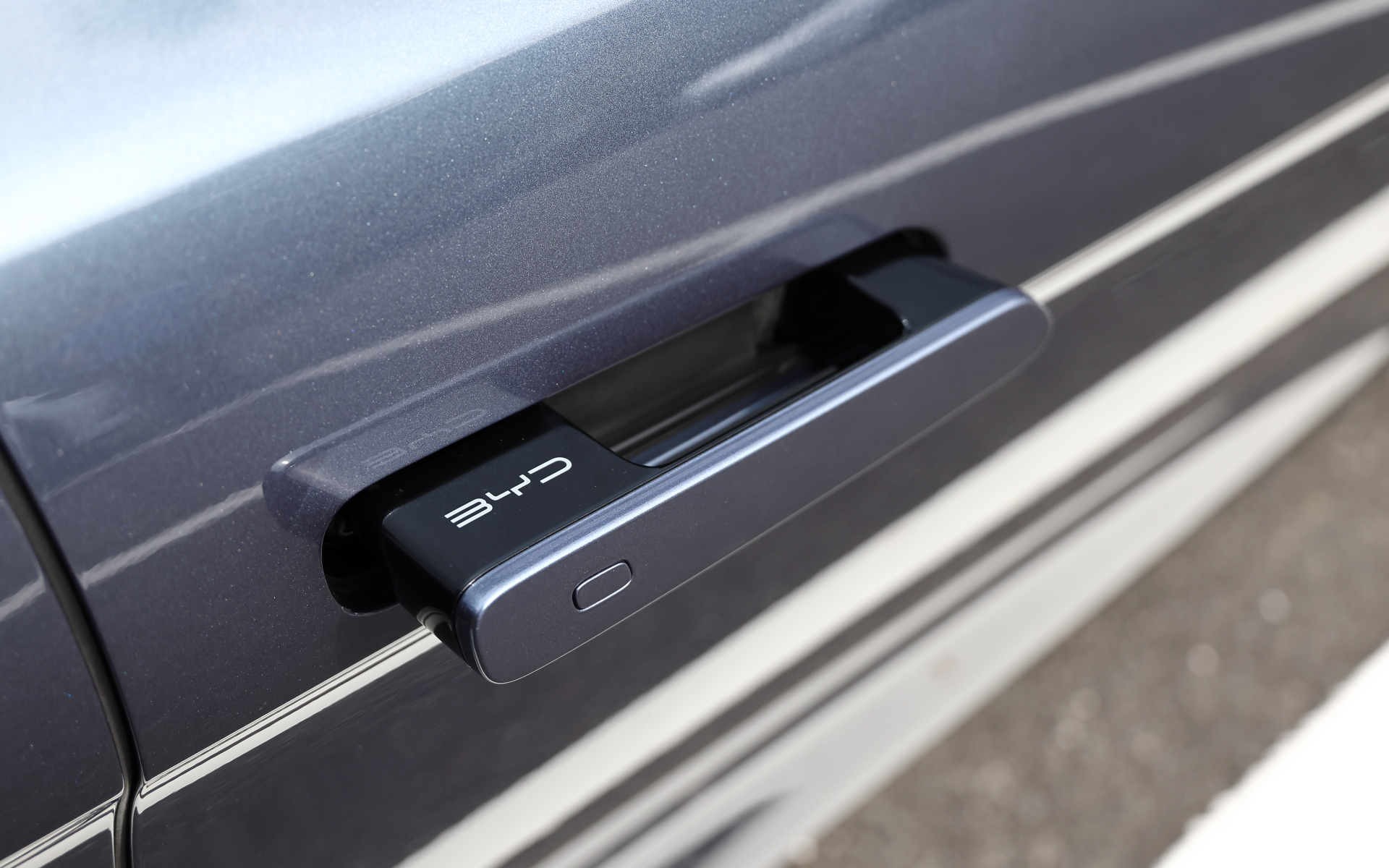 空力と上質さの両面でドアノブがボディに埋め込まれる