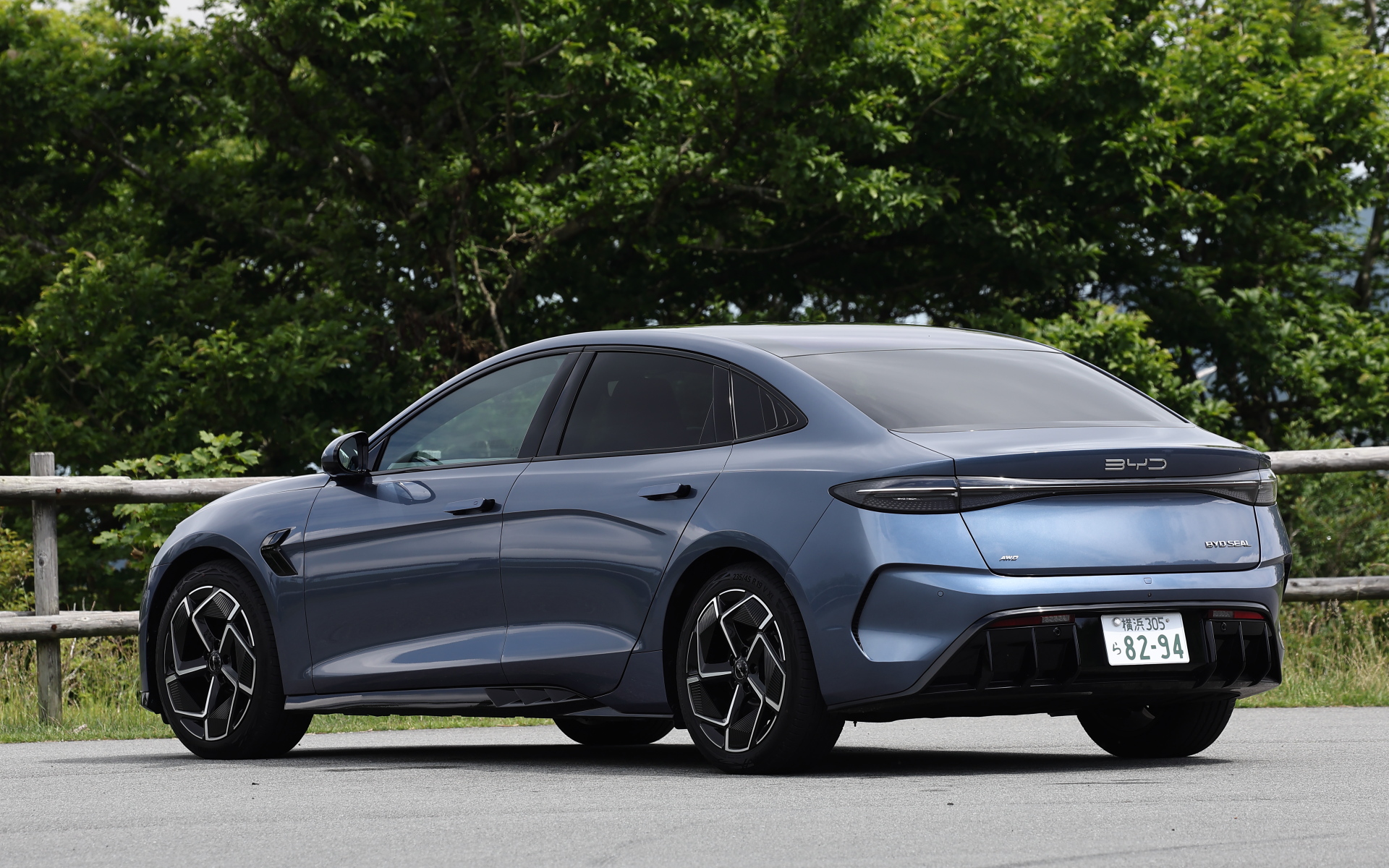 撮影車（RWD）のボディサイズは4800×1875×1460mm（全長×全幅×全高）、ホイールベースは2920mm。フロントでは海の波をイメージしたリップルイルミネーションを、リアでは空と海の広大さを表現する貫通式テールランプを特徴とする。AWDの前後重量配分は50：50とした