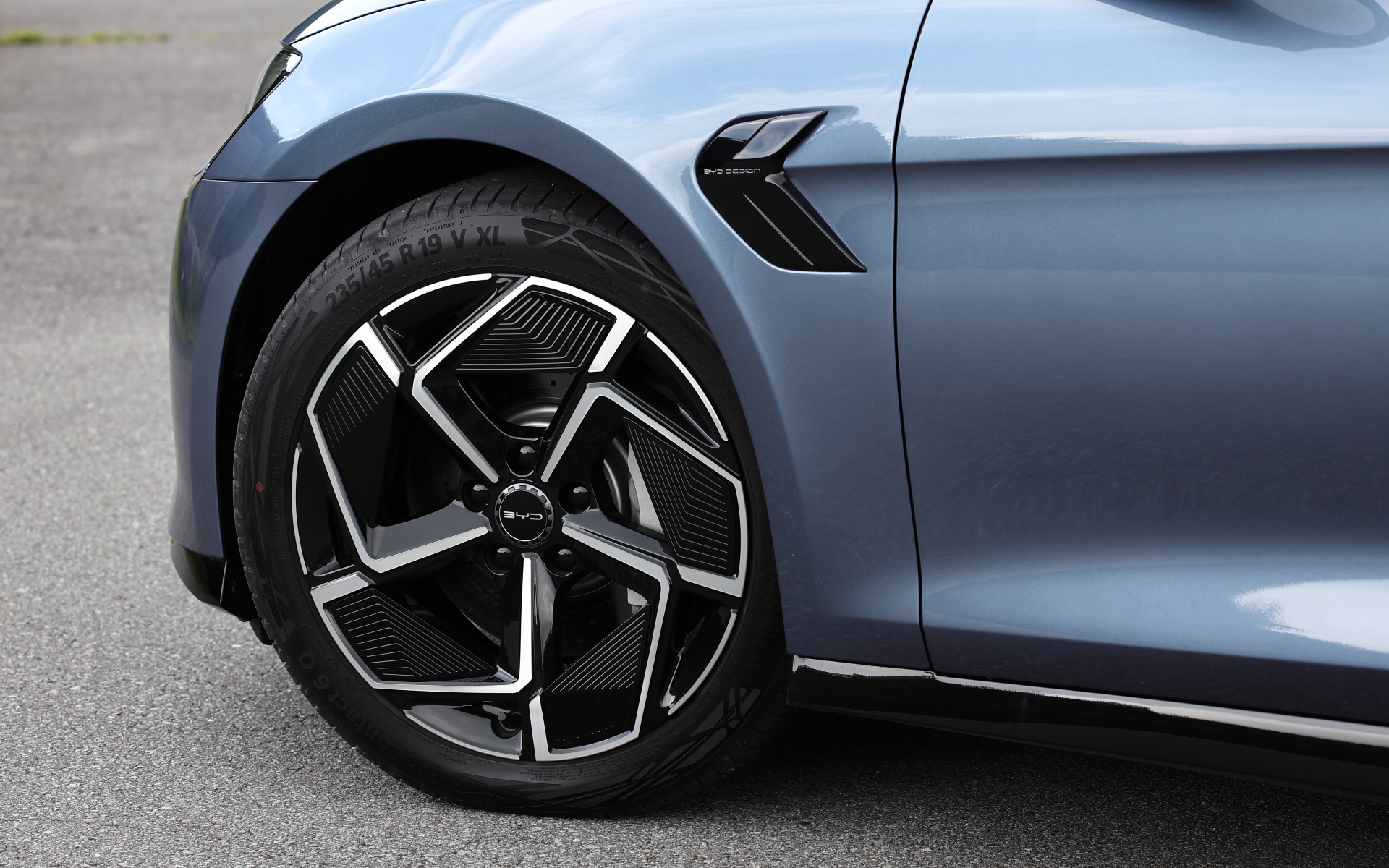 RWD、AWDともにタイヤサイズは235/45R19