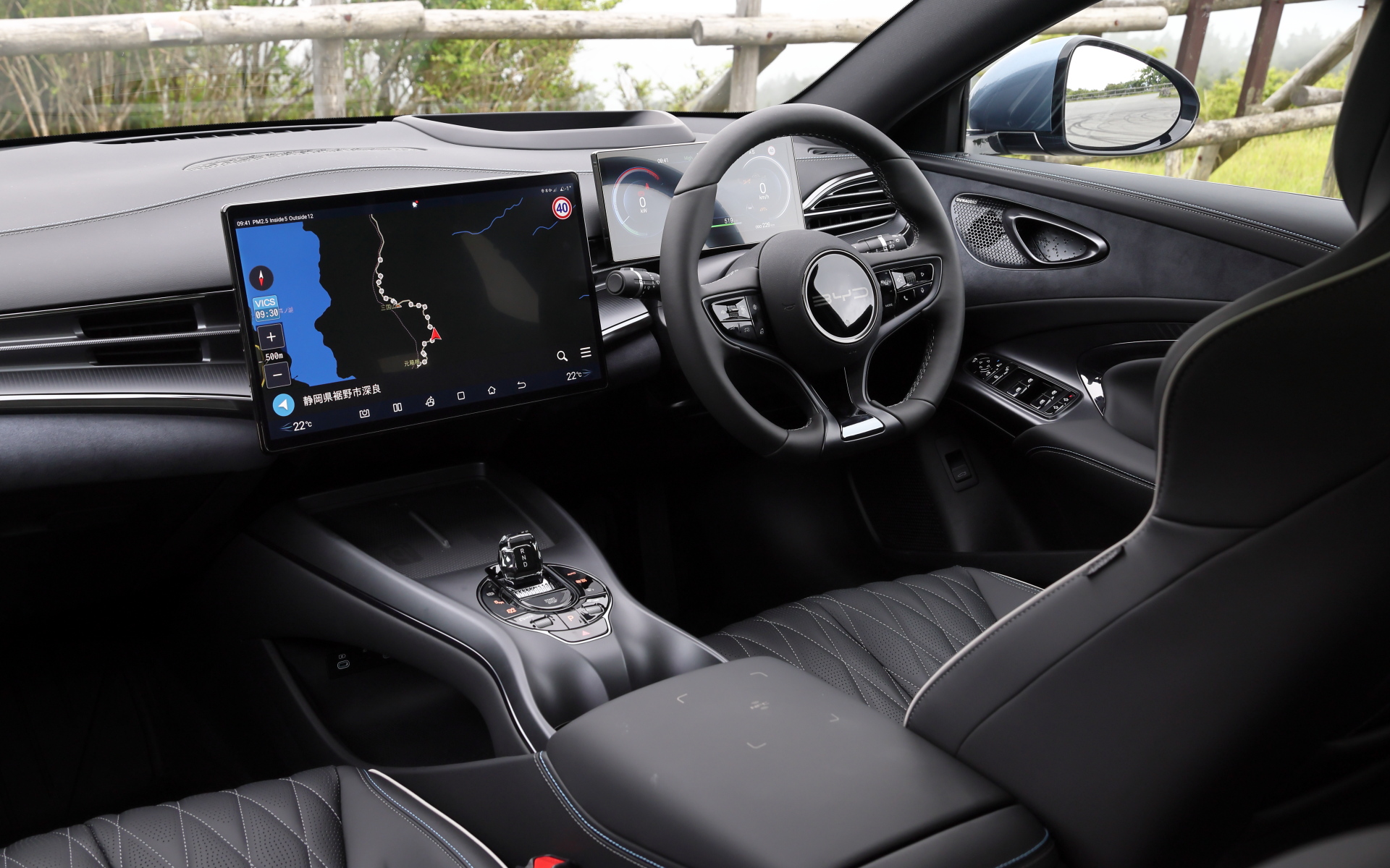 インテリアではナッパレザーを前後シートに用いるとともに、センターに15.6インチディスプレイ、ドライバー正面に10.25インチディスプレイをレイアウト。センターディスプレイはBYDのモデルらしく縦でも横でも使える