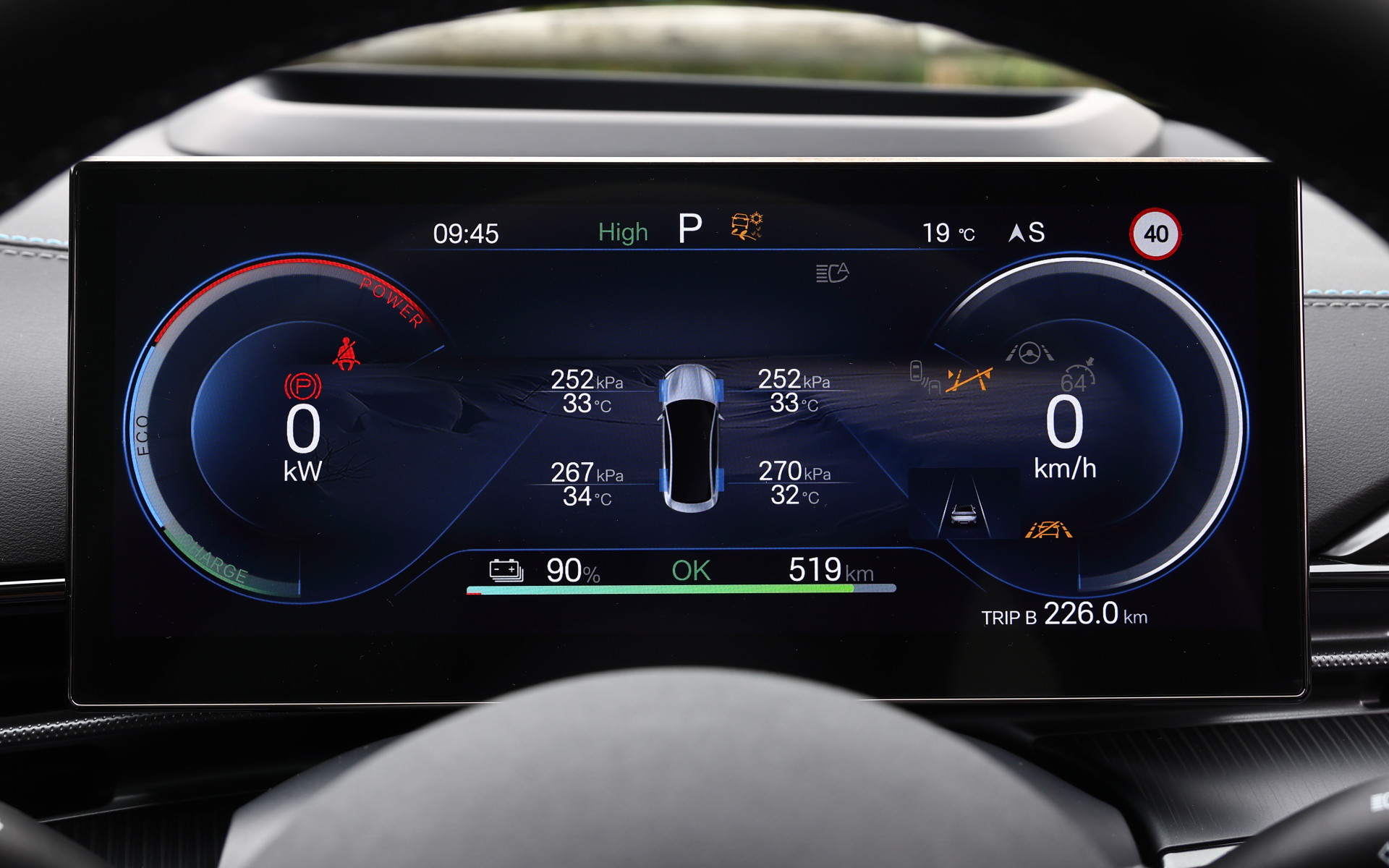 インテリアではナッパレザーを前後シートに用いるとともに、センターに15.6インチディスプレイ、ドライバー正面に10.25インチディスプレイをレイアウト。センターディスプレイはBYDのモデルらしく縦でも横でも使える