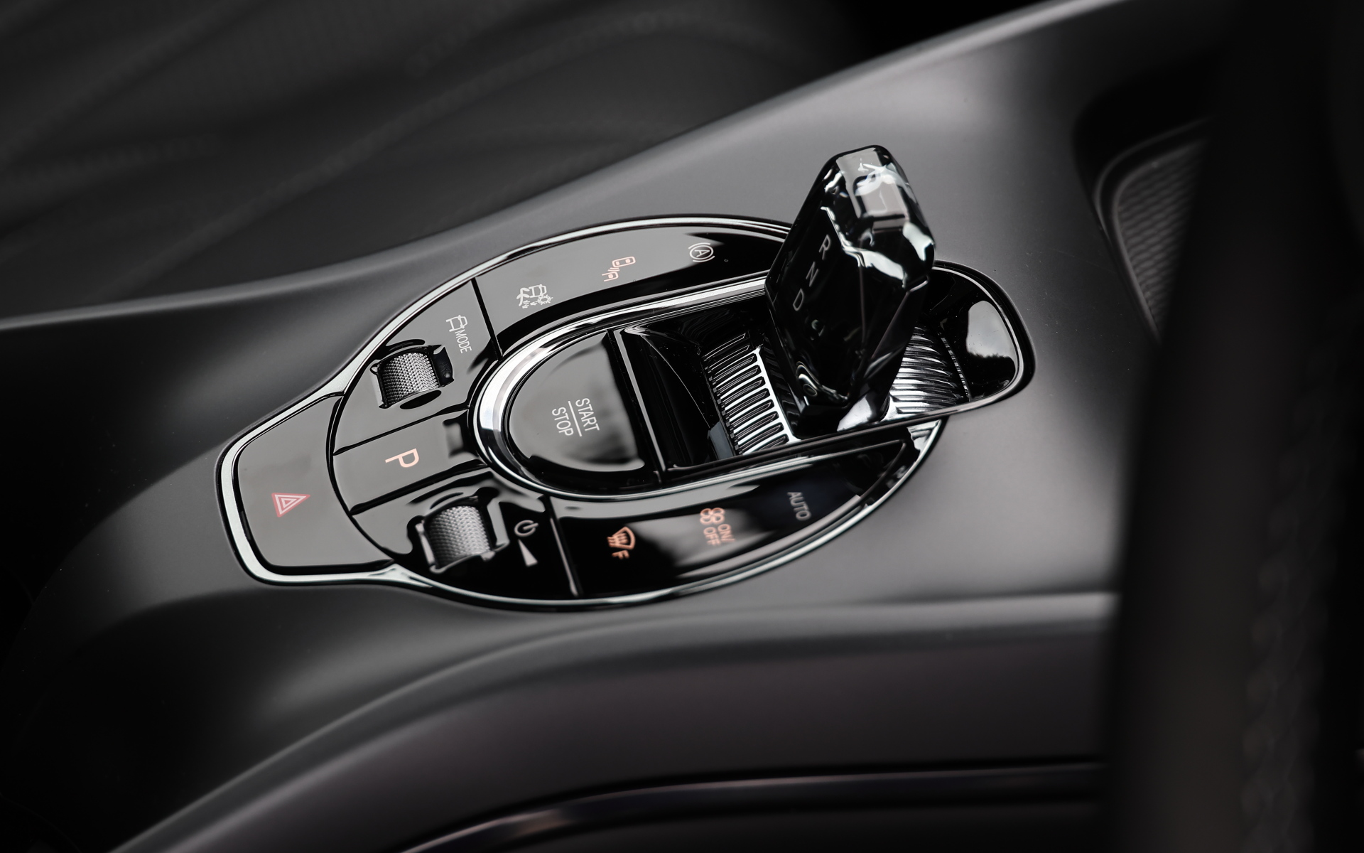 インテリアではナッパレザーを前後シートに用いるとともに、センターに15.6インチディスプレイ、ドライバー正面に10.25インチディスプレイをレイアウト。センターディスプレイはBYDのモデルらしく縦でも横でも使える