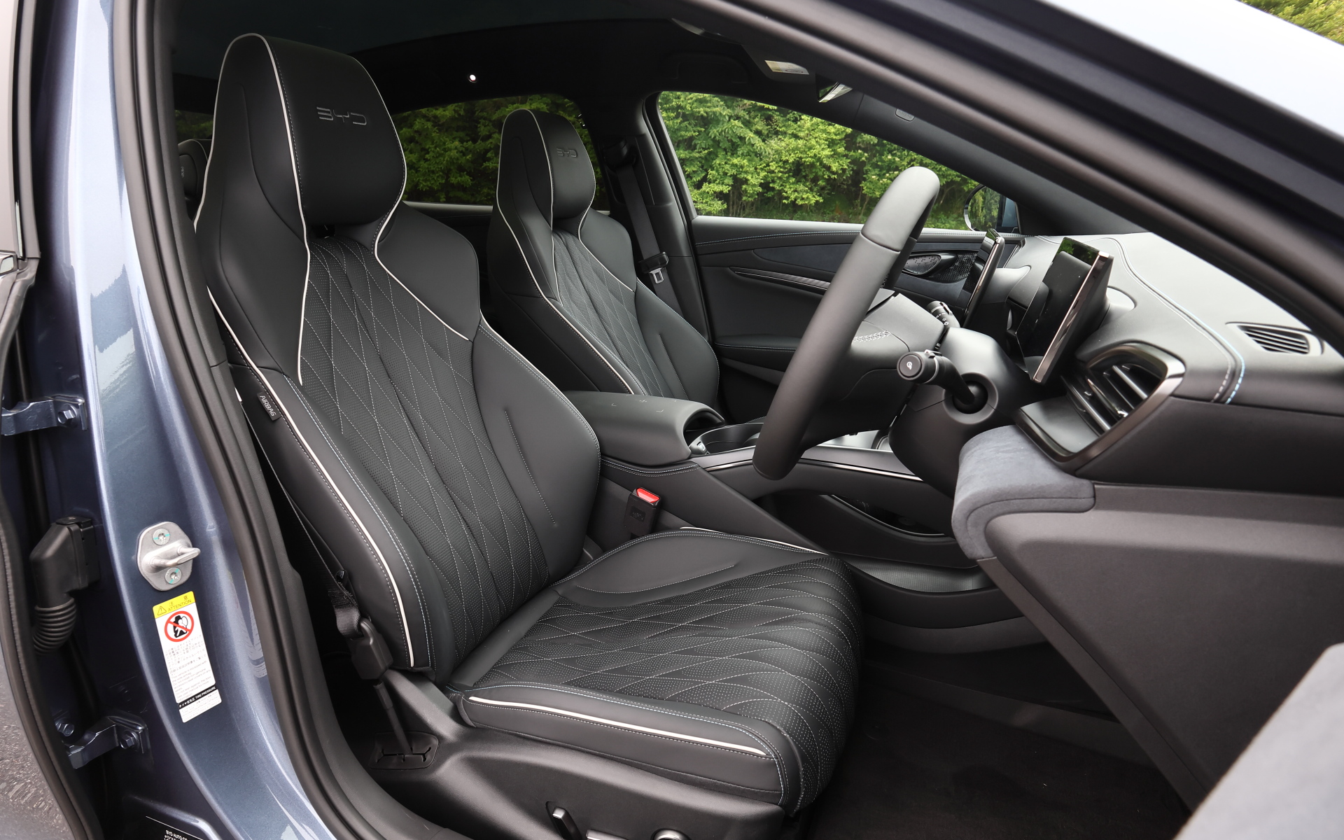 インテリアではナッパレザーを前後シートに用いるとともに、センターに15.6インチディスプレイ、ドライバー正面に10.25インチディスプレイをレイアウト。センターディスプレイはBYDのモデルらしく縦でも横でも使える