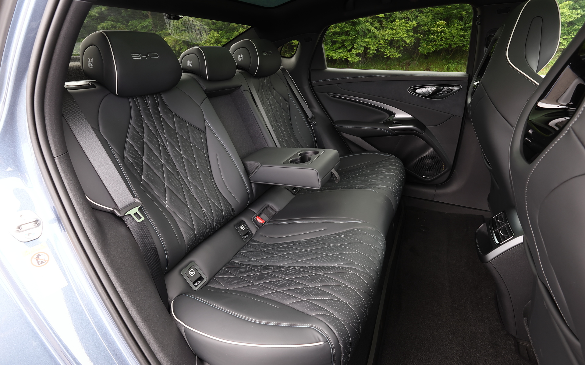 インテリアではナッパレザーを前後シートに用いるとともに、センターに15.6インチディスプレイ、ドライバー正面に10.25インチディスプレイをレイアウト。センターディスプレイはBYDのモデルらしく縦でも横でも使える