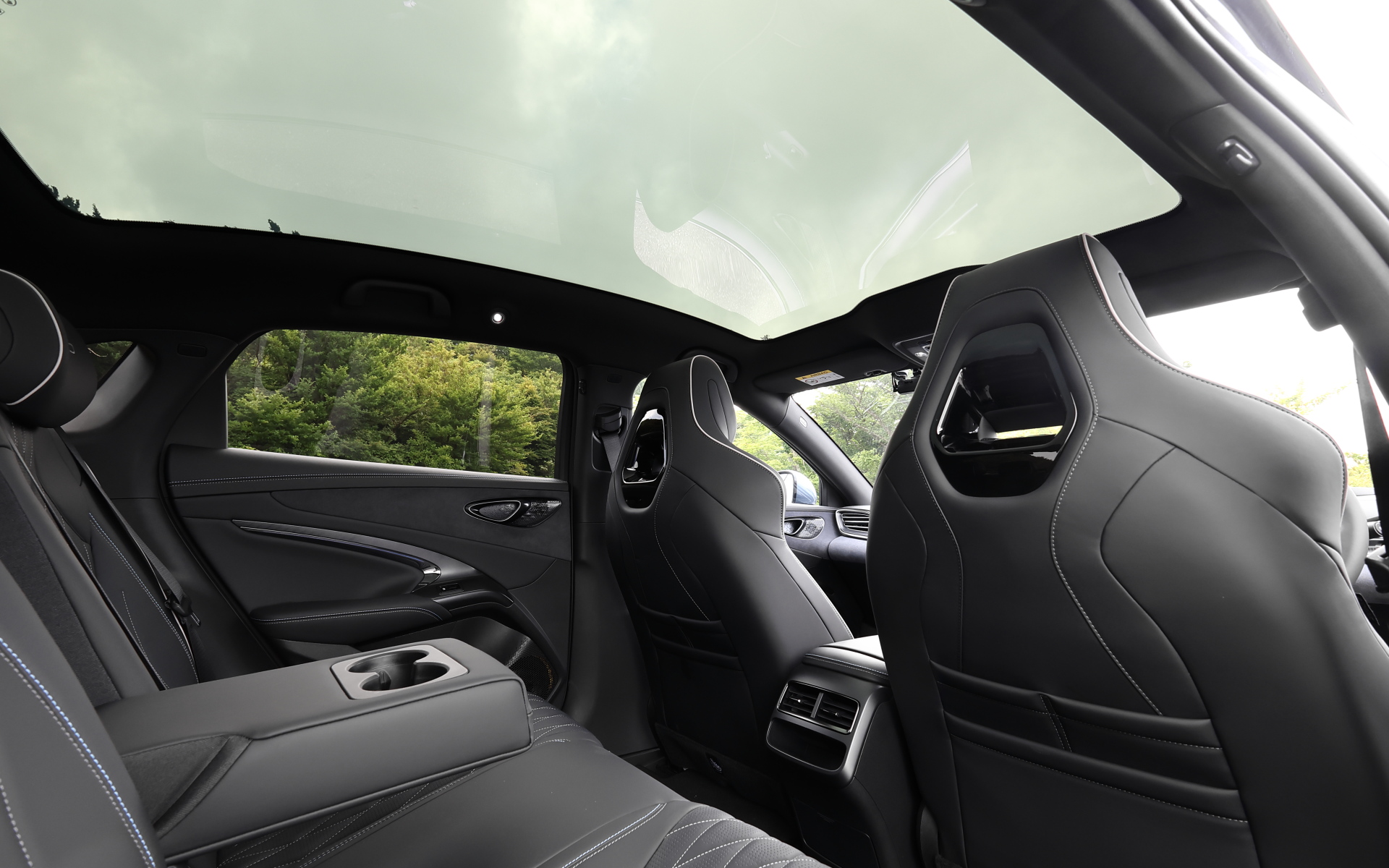 インテリアではナッパレザーを前後シートに用いるとともに、センターに15.6インチディスプレイ、ドライバー正面に10.25インチディスプレイをレイアウト。センターディスプレイはBYDのモデルらしく縦でも横でも使える