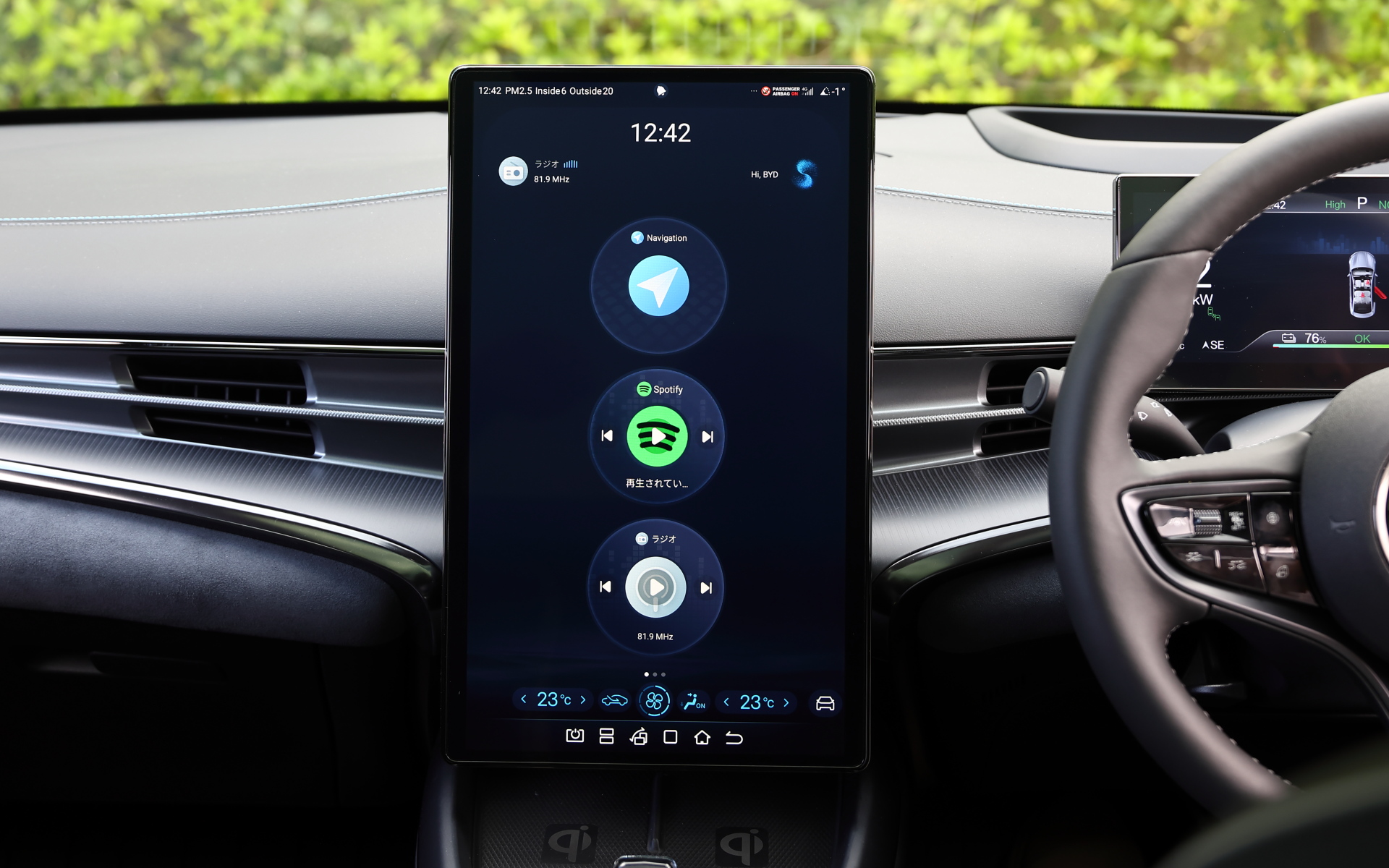 インテリアではナッパレザーを前後シートに用いるとともに、センターに15.6インチディスプレイ、ドライバー正面に10.25インチディスプレイをレイアウト。センターディスプレイはBYDのモデルらしく縦でも横でも使える