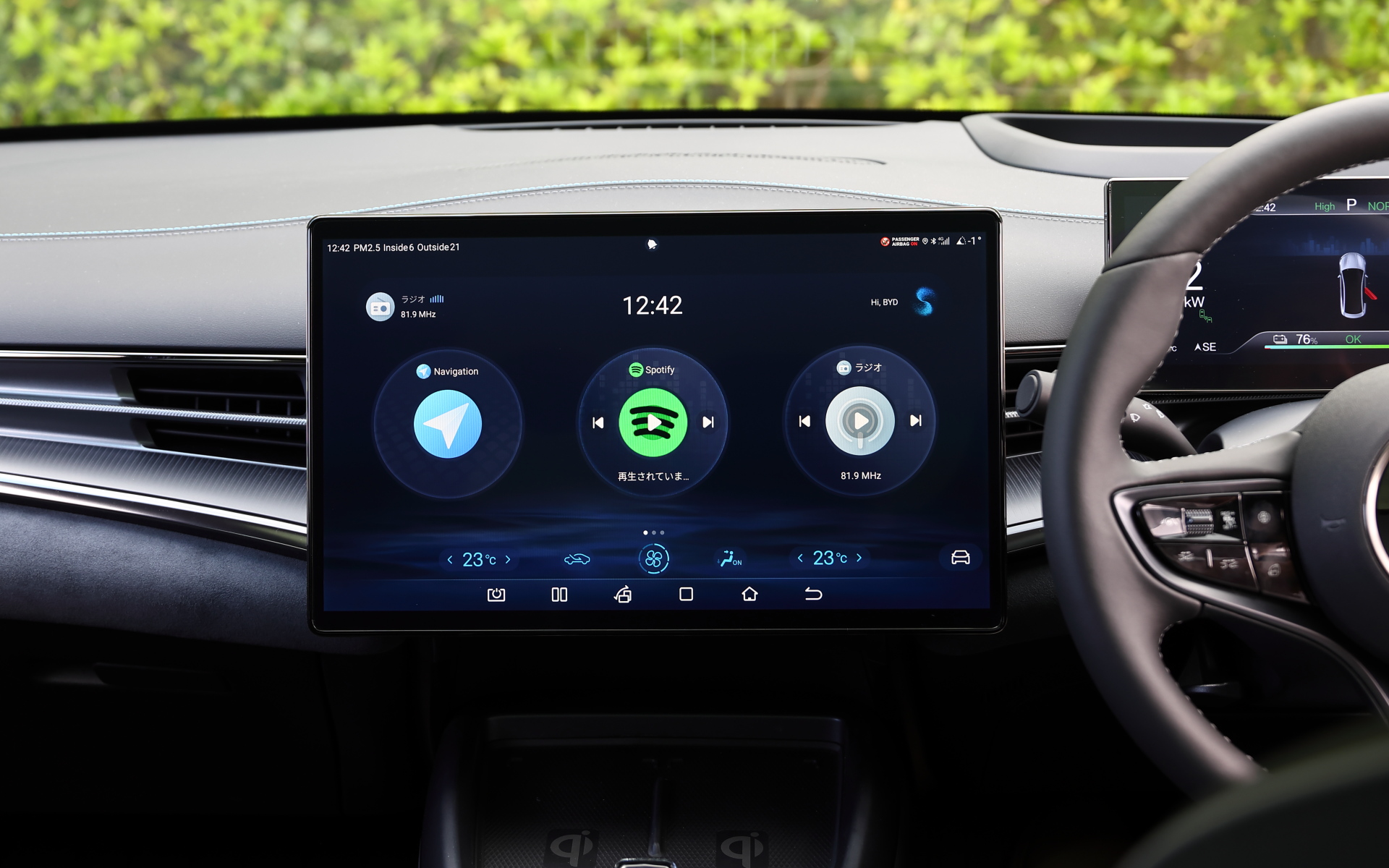 インテリアではナッパレザーを前後シートに用いるとともに、センターに15.6インチディスプレイ、ドライバー正面に10.25インチディスプレイをレイアウト。センターディスプレイはBYDのモデルらしく縦でも横でも使える