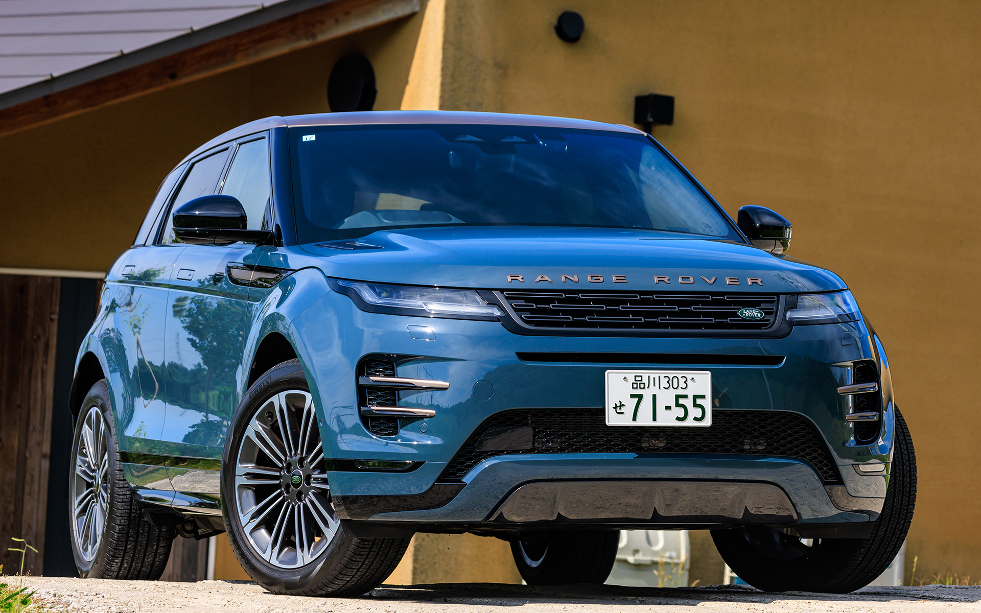 「レンジローバー イヴォーク」のPHEVモデル「AUTOBIOGRAPHY P300e」。電動化モデルの普及を加速させるため、ガソリンモデルと同価格帯とすべく、2024年モデルの1036万円から2025年モデルは964万円に価格が引き下げられた