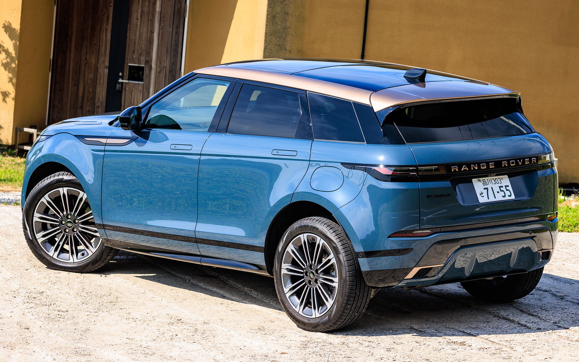 ボディサイズは4380×1905×1650mm（全長×全幅×全高）、ホイールベースは2680mm。最小回転半径は5.5m。試乗車はパノラミックルーフを装着しているため、車両重量は2210kg