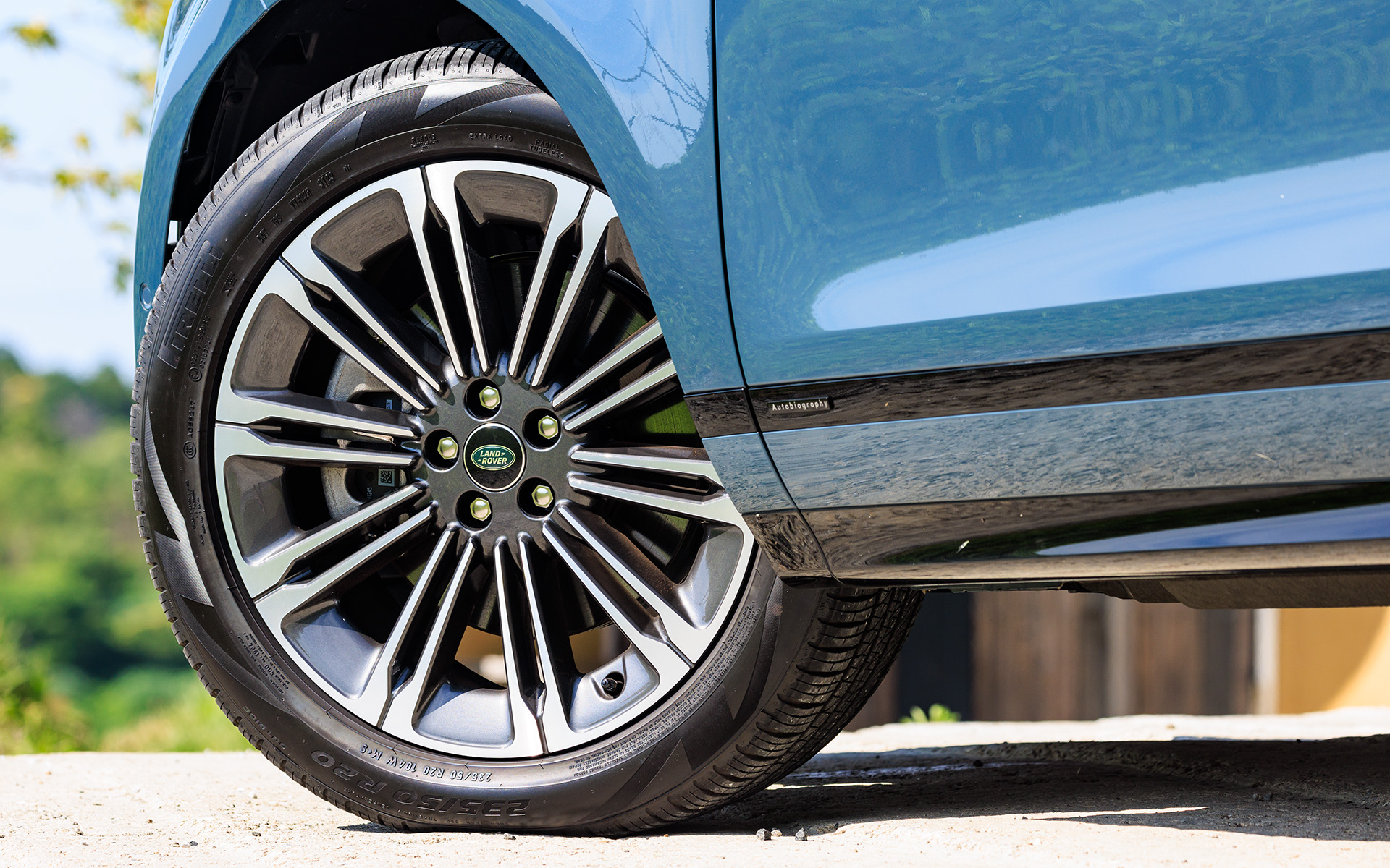 ホイールは標準装備の20インチ“スタイル1085”（グロスダークグレイダイヤモンドターンドコントラスト）を装着し、タイヤはピレリ「SCORPION ZERO ALL SEASON」（235/50R20 104W M＋S）を組み合わせる。また、オプションで19インチ“スタイル5136”（グロスダークグレイダイヤモンドターンドコントラスト）を選択可能