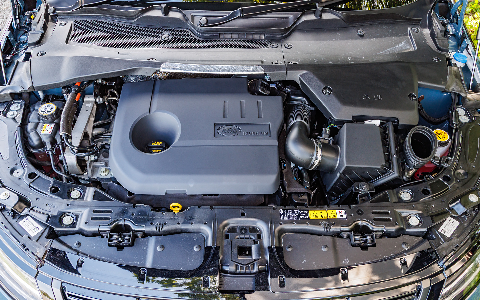 最高出力147kW（200PS）/5500-6000rpm、最大トルク280Nm/2000-4500rpmを発生する直列3気筒1.5リッターエンジンに加え、最高出力80kW（109PS）/1万rpm、最大トルク260Nm/2500rpmを発生するモーターをリアに搭載する4WDモデル。トランスミッションに8速ATを組み合わせる