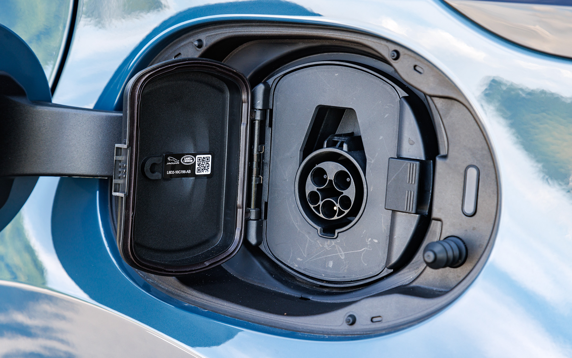 WLTCモードのEV航続距離は約65.1km。7kWの普通充電器を使用すると、約2.1時間で充電できる