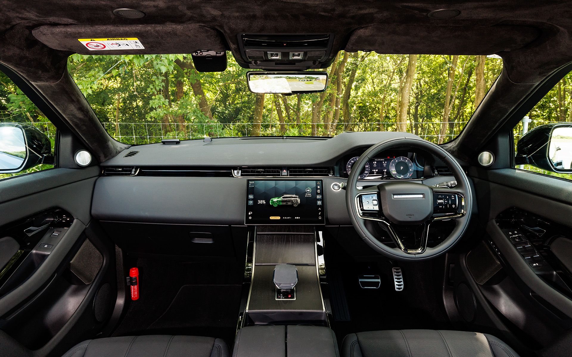スイッチ類をインフォテインメントシステム「Pivi Pro」に統合し、クリーンで洗練されたデザインとしたインテリア。最新のレンジローバーファミリーと同様のステアリングホイールとギアシフトの採用や、MERIDIANサウンドシステムの搭載などにより、ラグジュアリーな空間を演出する