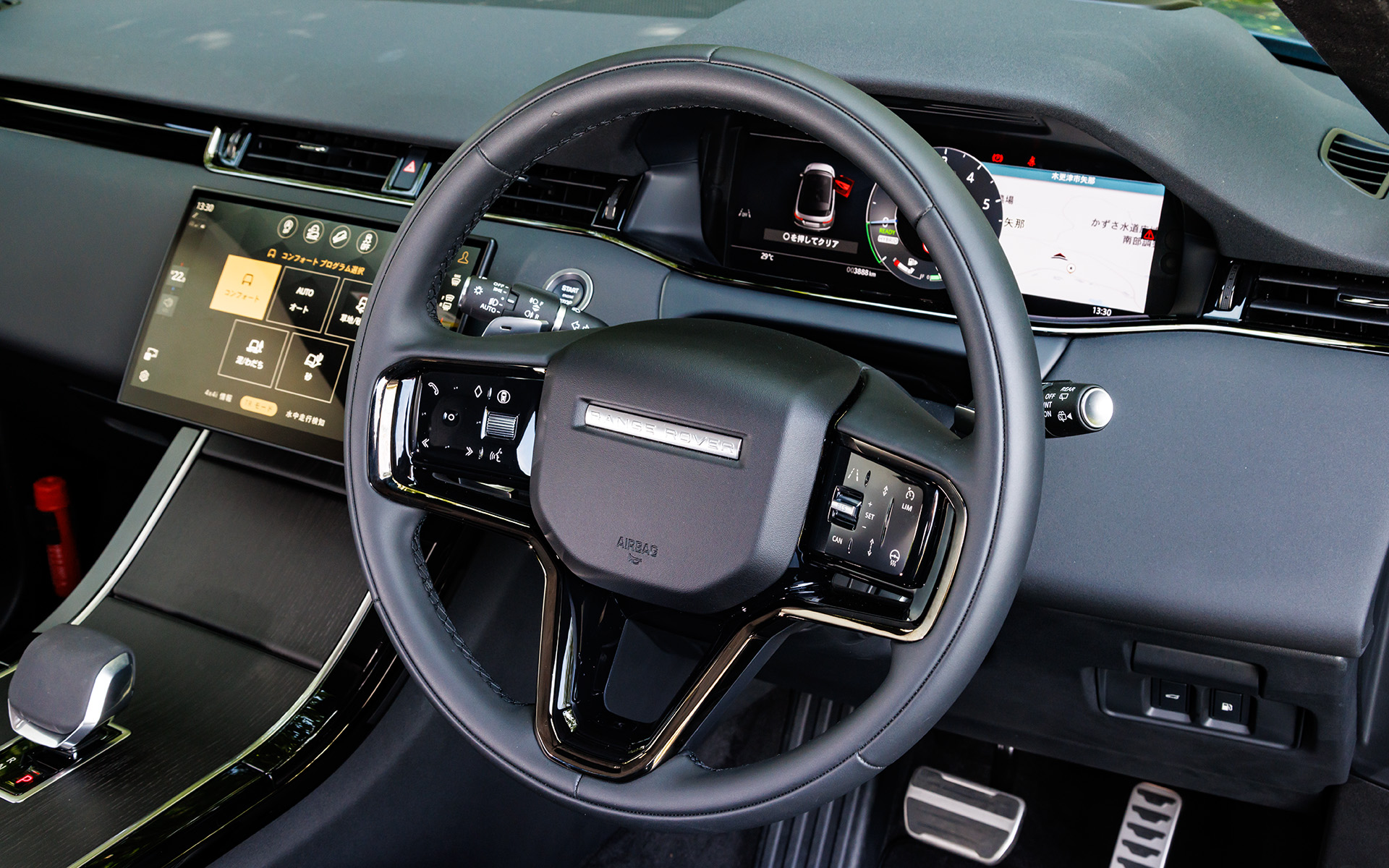 スイッチ類をインフォテインメントシステム「Pivi Pro」に統合し、クリーンで洗練されたデザインとしたインテリア。最新のレンジローバーファミリーと同様のステアリングホイールとギアシフトの採用や、MERIDIANサウンドシステムの搭載などにより、ラグジュアリーな空間を演出する
