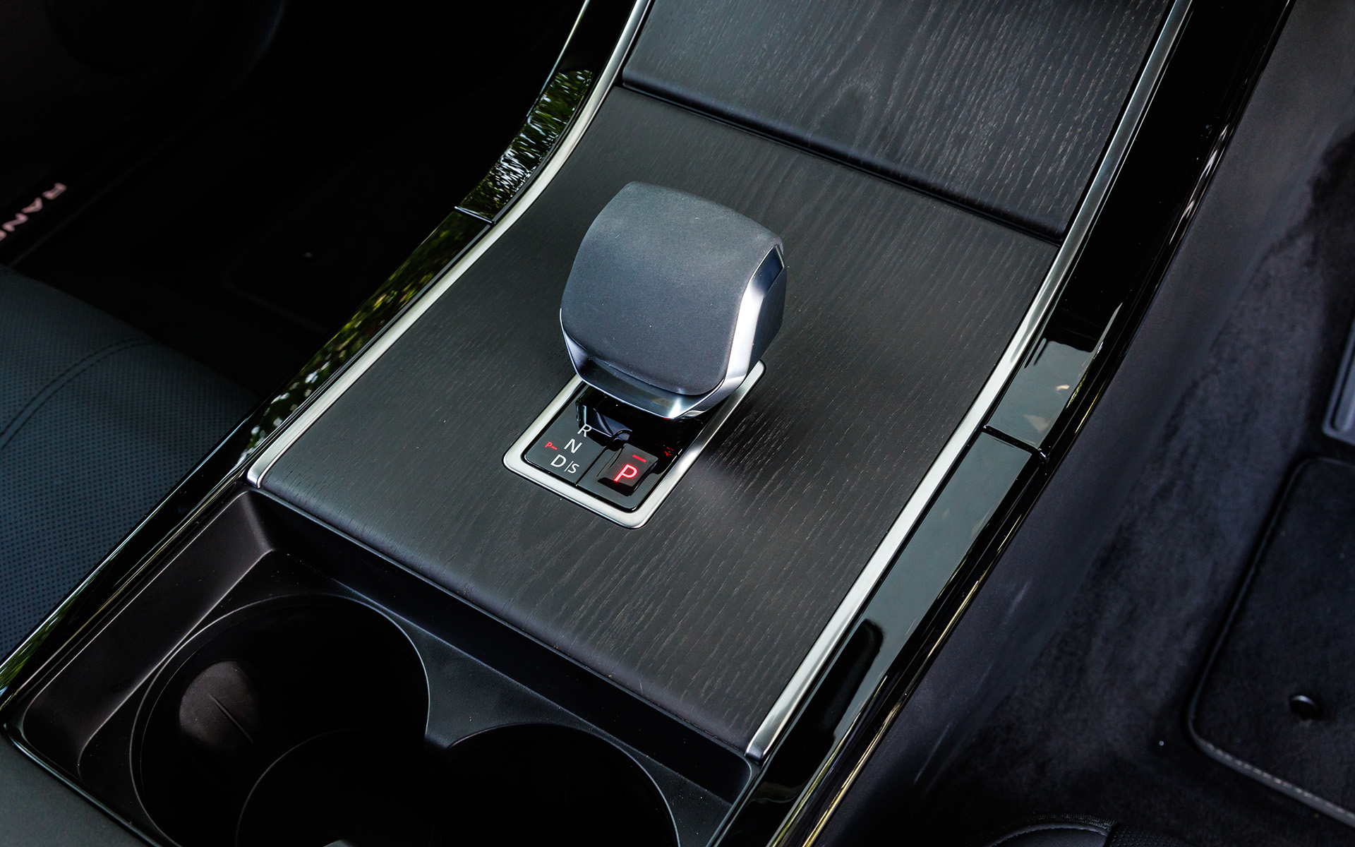 スイッチ類をインフォテインメントシステム「Pivi Pro」に統合し、クリーンで洗練されたデザインとしたインテリア。最新のレンジローバーファミリーと同様のステアリングホイールとギアシフトの採用や、MERIDIANサウンドシステムの搭載などにより、ラグジュアリーな空間を演出する