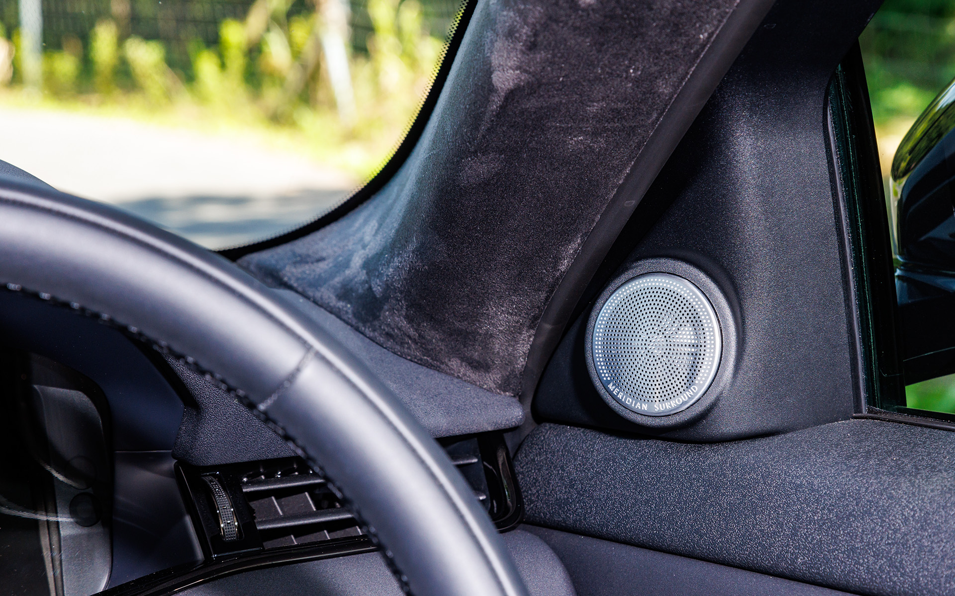 スイッチ類をインフォテインメントシステム「Pivi Pro」に統合し、クリーンで洗練されたデザインとしたインテリア。最新のレンジローバーファミリーと同様のステアリングホイールとギアシフトの採用や、MERIDIANサウンドシステムの搭載などにより、ラグジュアリーな空間を演出する