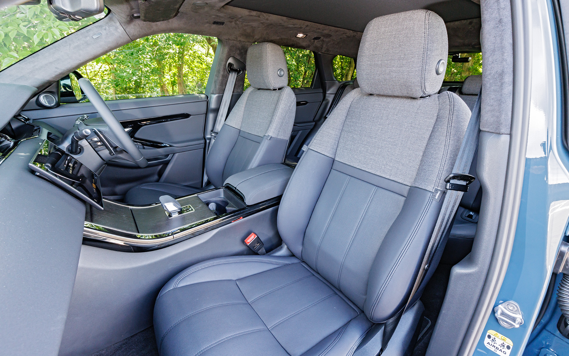 たっぷりと包み込むようなゆとりあるシート