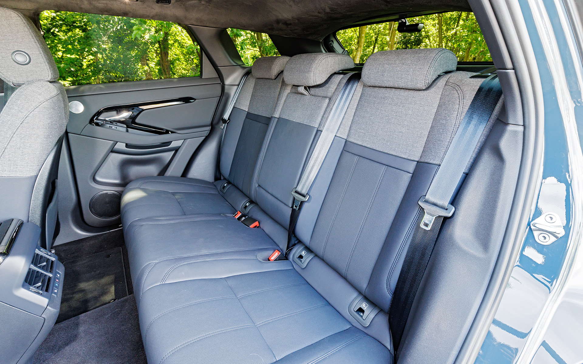 たっぷりと包み込むようなゆとりあるシート